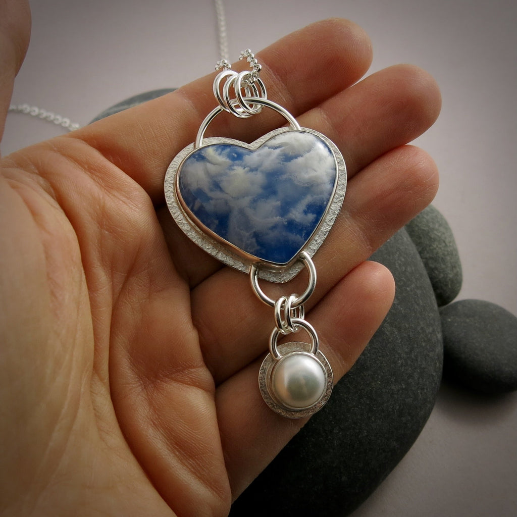 Pendentif Daydream III • Pendentif en forme de cœur avec des nuages ​​blancs duveteux et un pendentif en perle blanche • Argent sterling