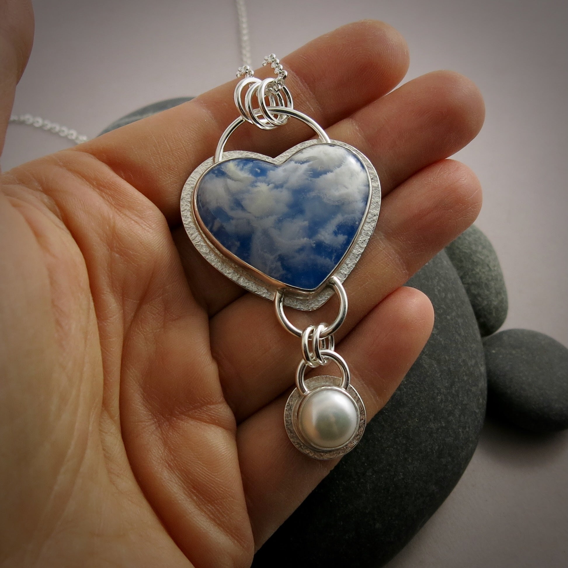 Pendentif Daydream III • Pendentif en forme de cœur avec des nuages ​​blancs duveteux et un pendentif en perle blanche • Argent sterling
