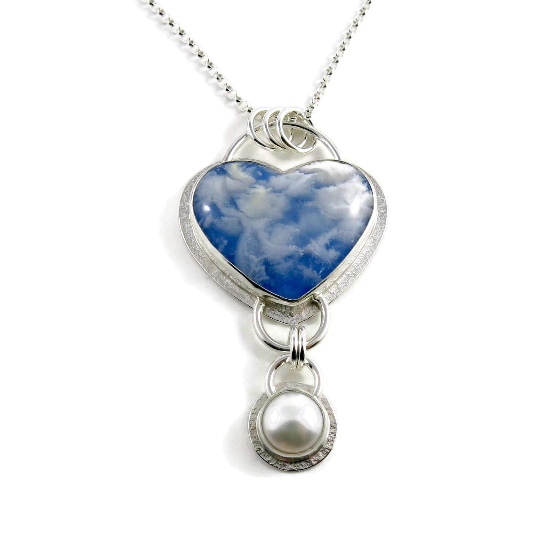 Pendentif Daydream III • Pendentif en forme de cœur avec des nuages ​​blancs duveteux et un pendentif en perle blanche • Argent sterling