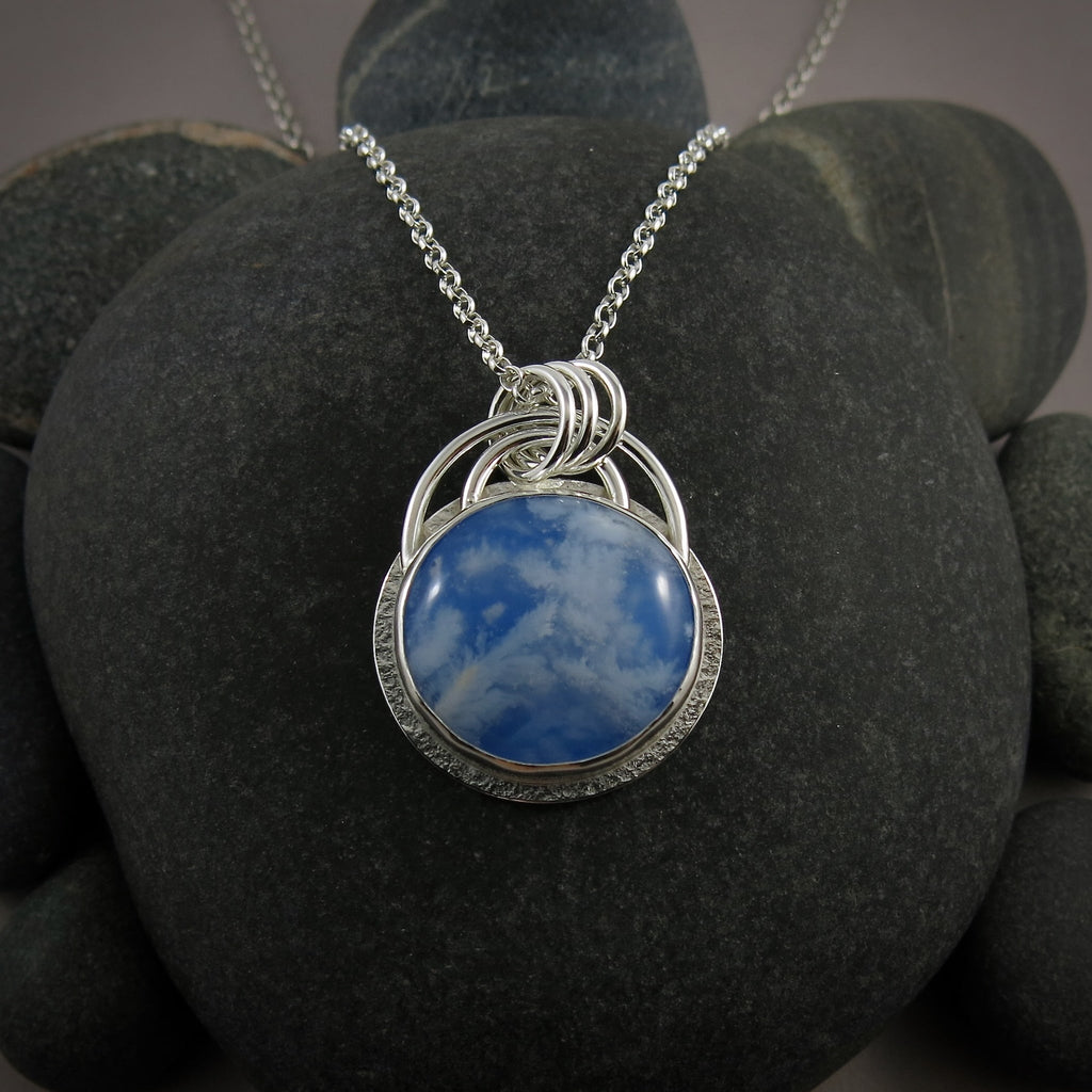 Pendentif Daydream VI • Nuages ​​blancs duveteux sur un ciel bleu • Argent sterling