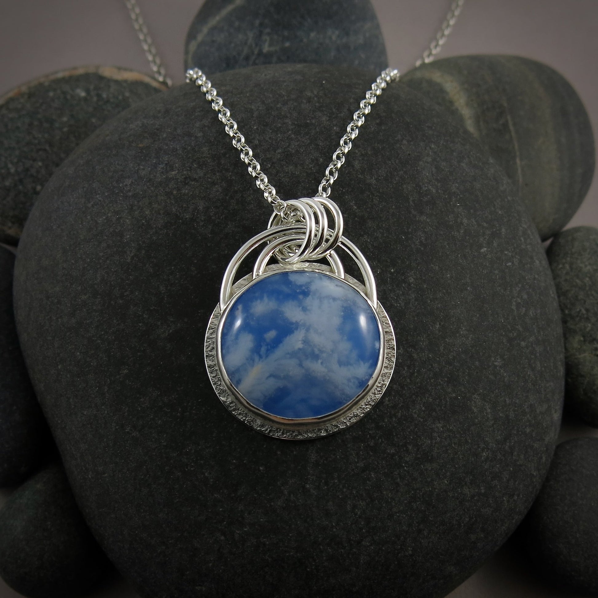 Pendentif Daydream VI • Nuages ​​blancs duveteux sur un ciel bleu • Argent sterling