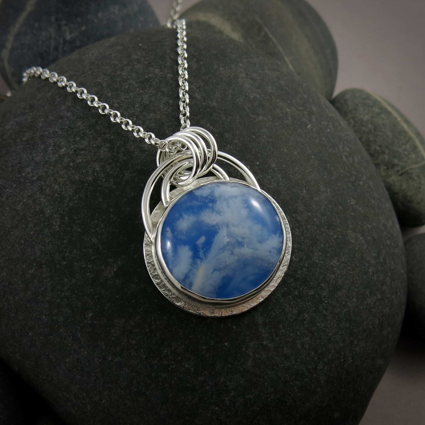 Pendentif Daydream VI • Nuages ​​blancs duveteux sur un ciel bleu • Argent sterling
