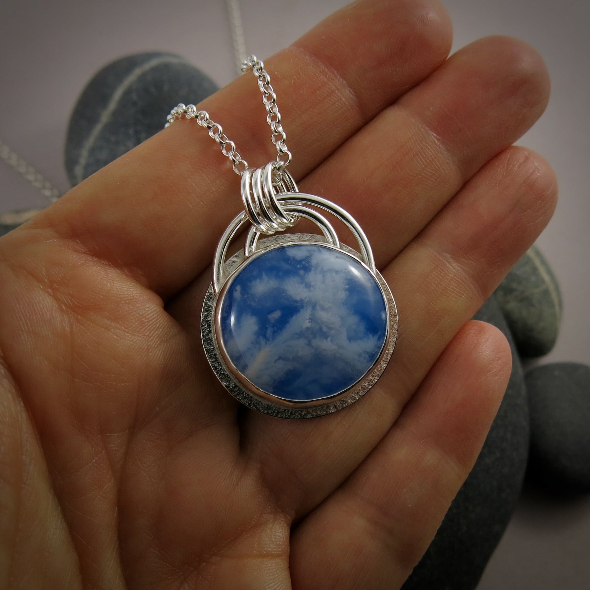 Pendentif Daydream VI • Nuages ​​blancs duveteux sur un ciel bleu • Argent sterling
