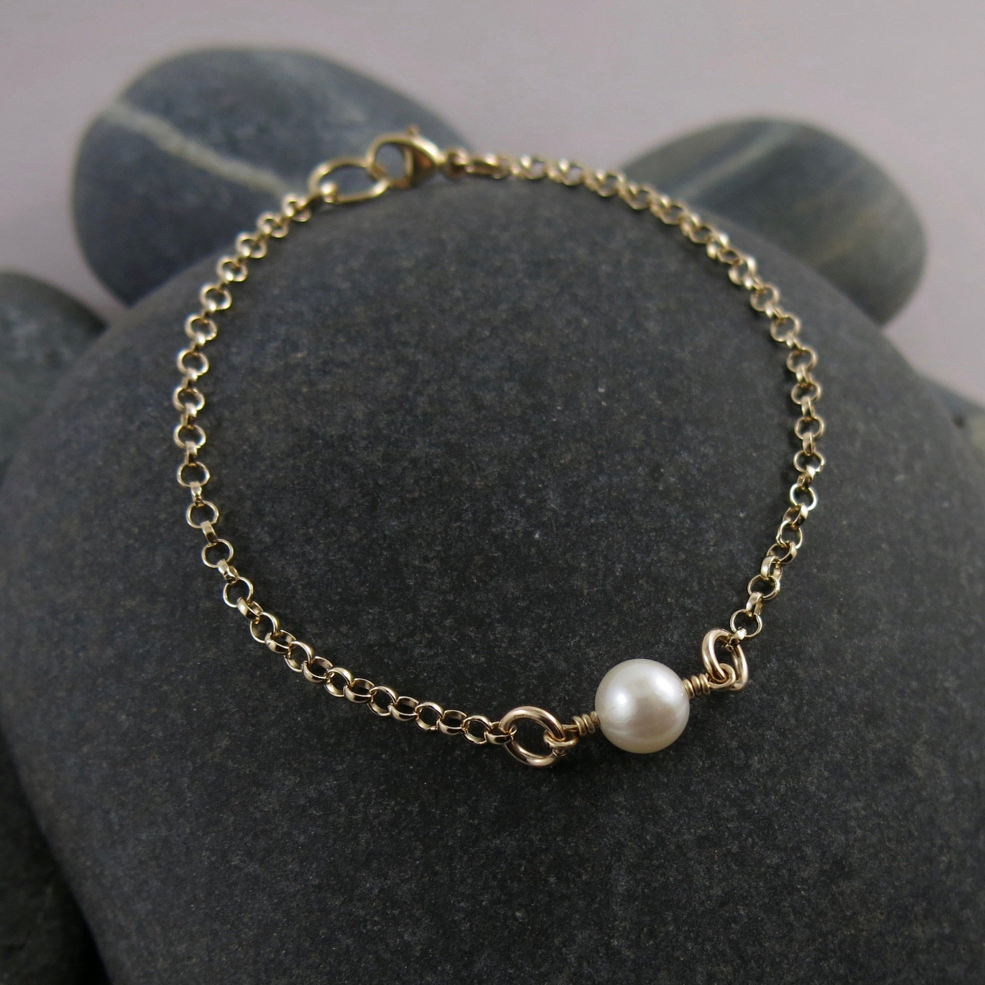 Bracelet délicat en perles d'Akoya blanches • Or 14 carats