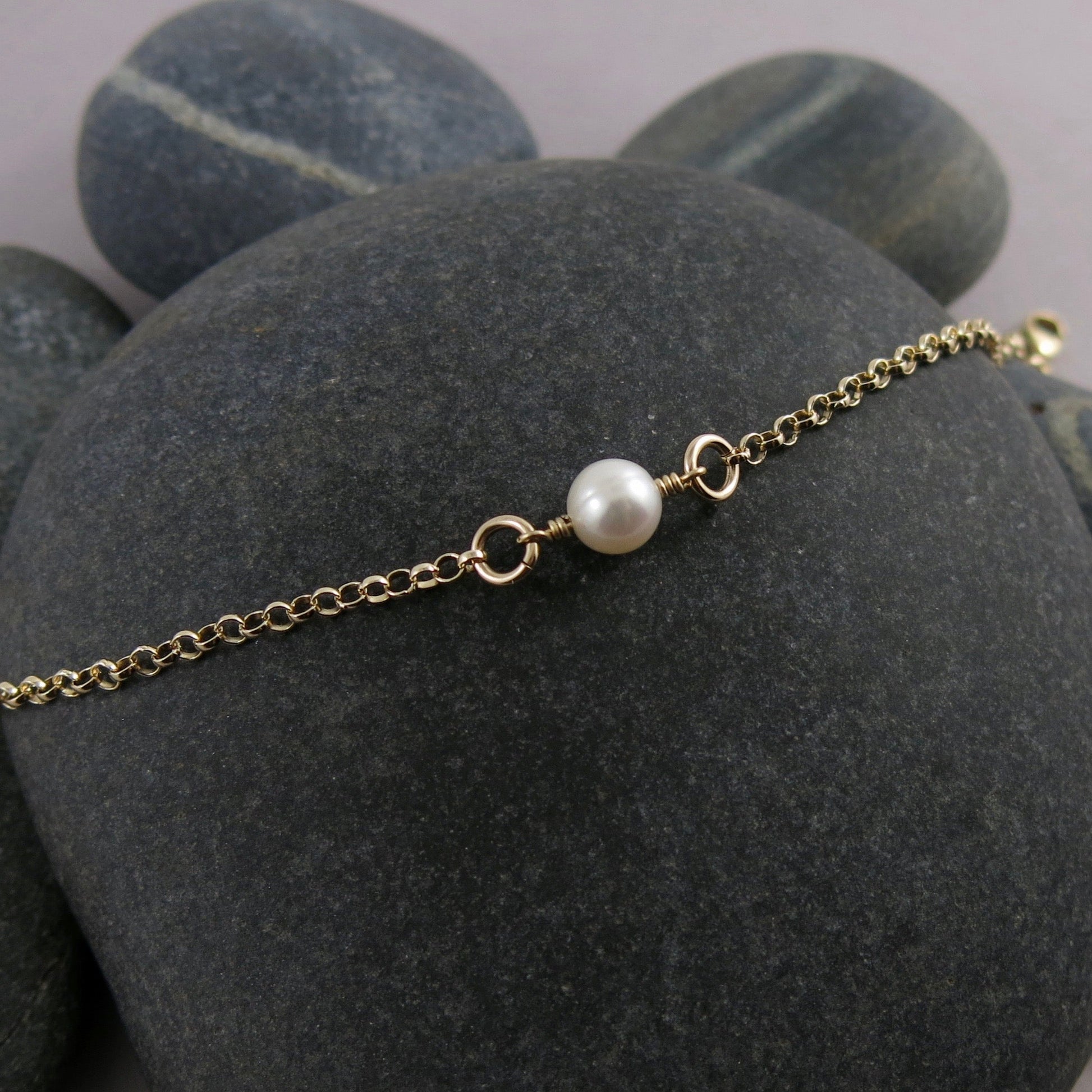 Bracelet délicat en perles d'Akoya blanches • Or 14 carats