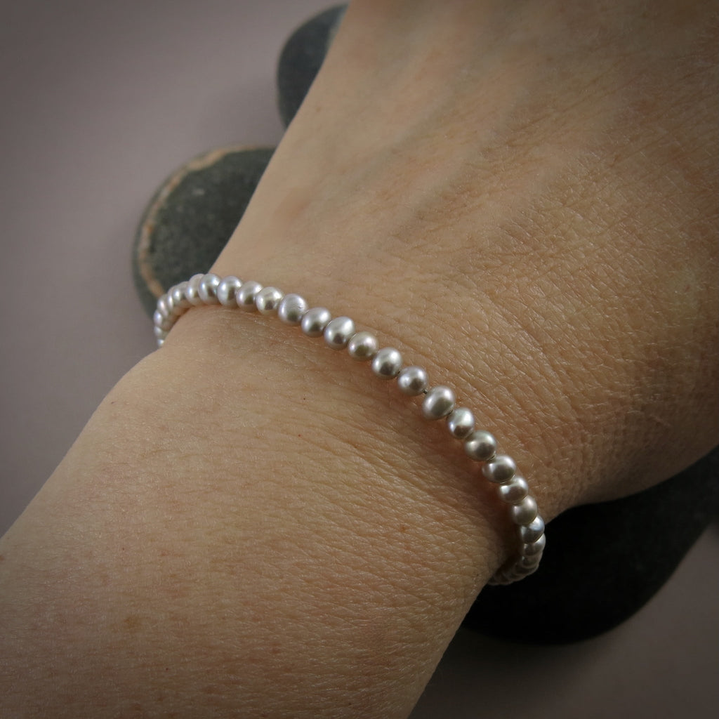 Bracelet réglable en perles d'eau douce gris tourterelle • Or 14 carats ou argent sterling