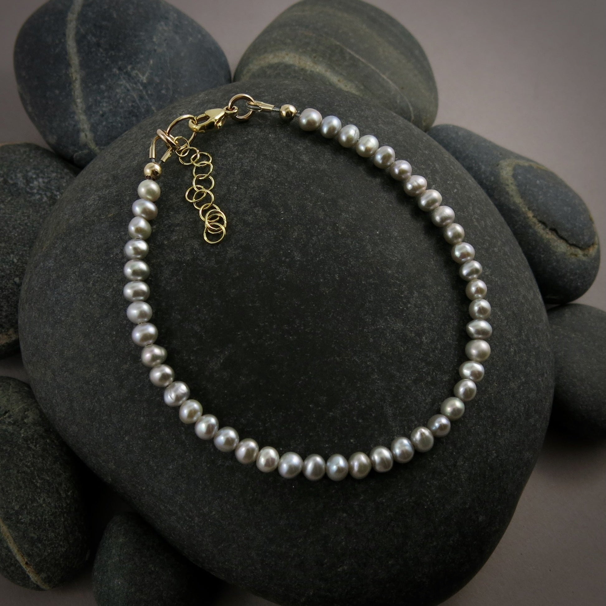 Bracelet réglable en perles d'eau douce gris tourterelle • Or 14 carats ou argent sterling