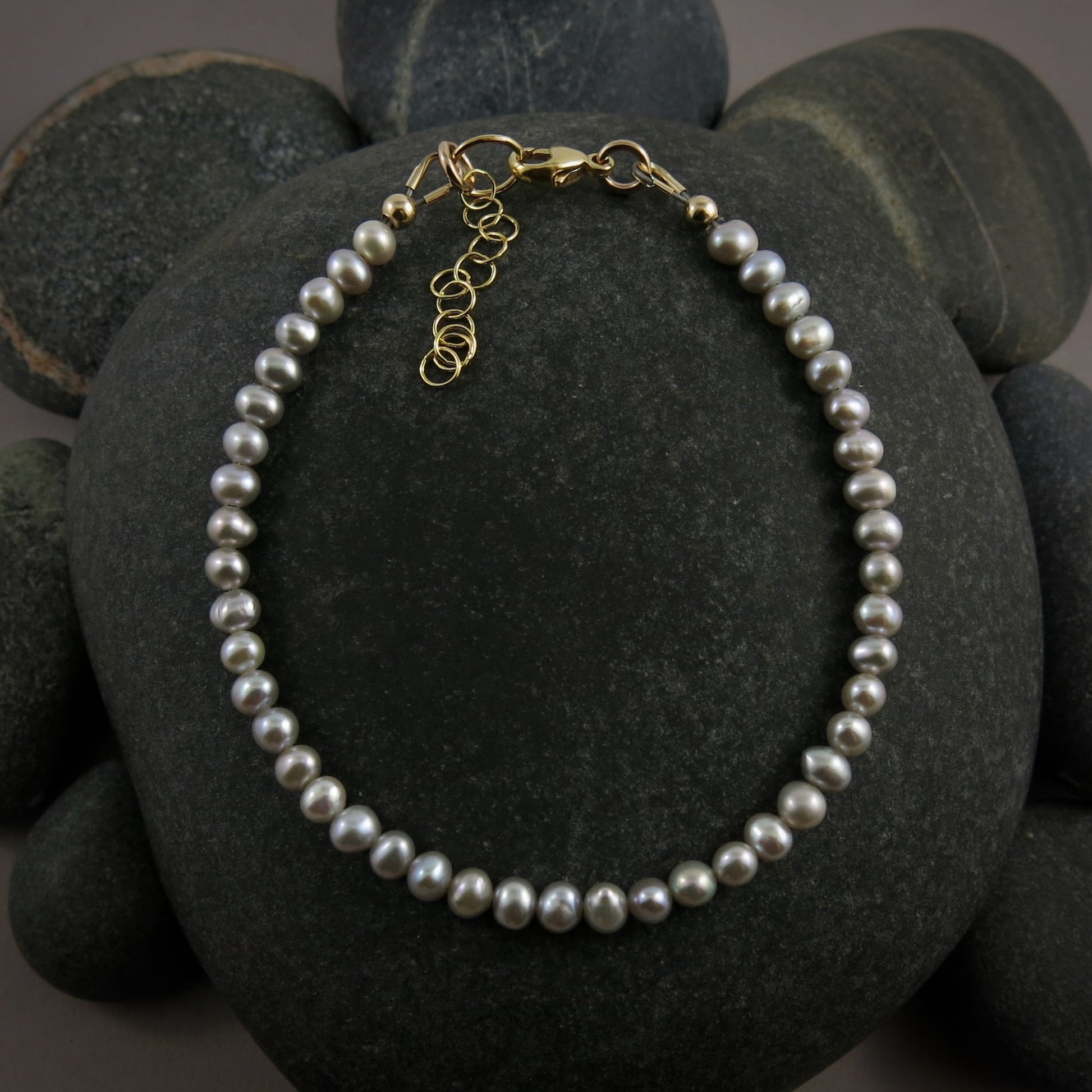 Bracelet réglable en perles d'eau douce gris tourterelle • Or 14 carats ou argent sterling