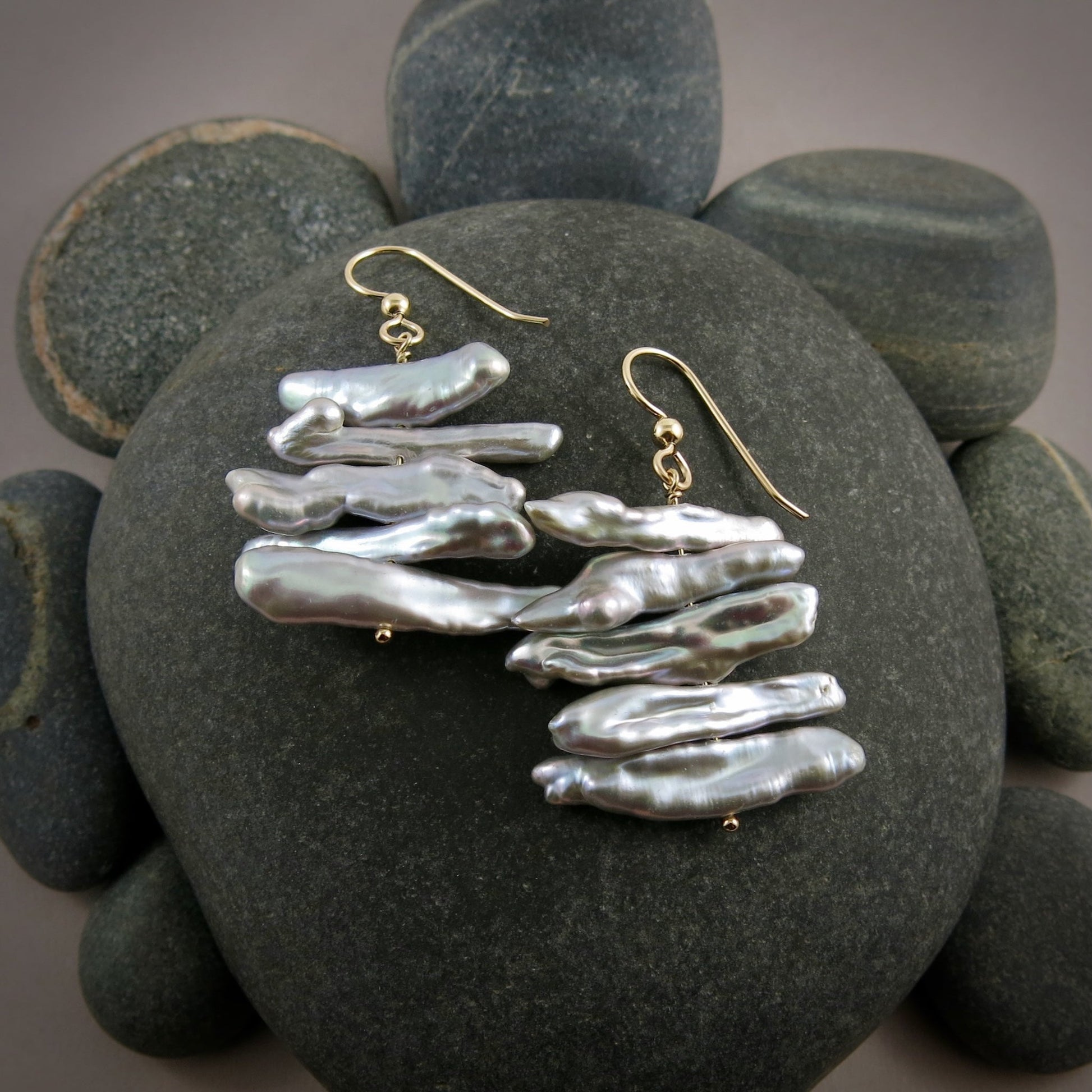 Boucles d'oreilles bâton empilées • Boucles d'oreilles en perles bâton gris tourterelle en or rempli 14 carats