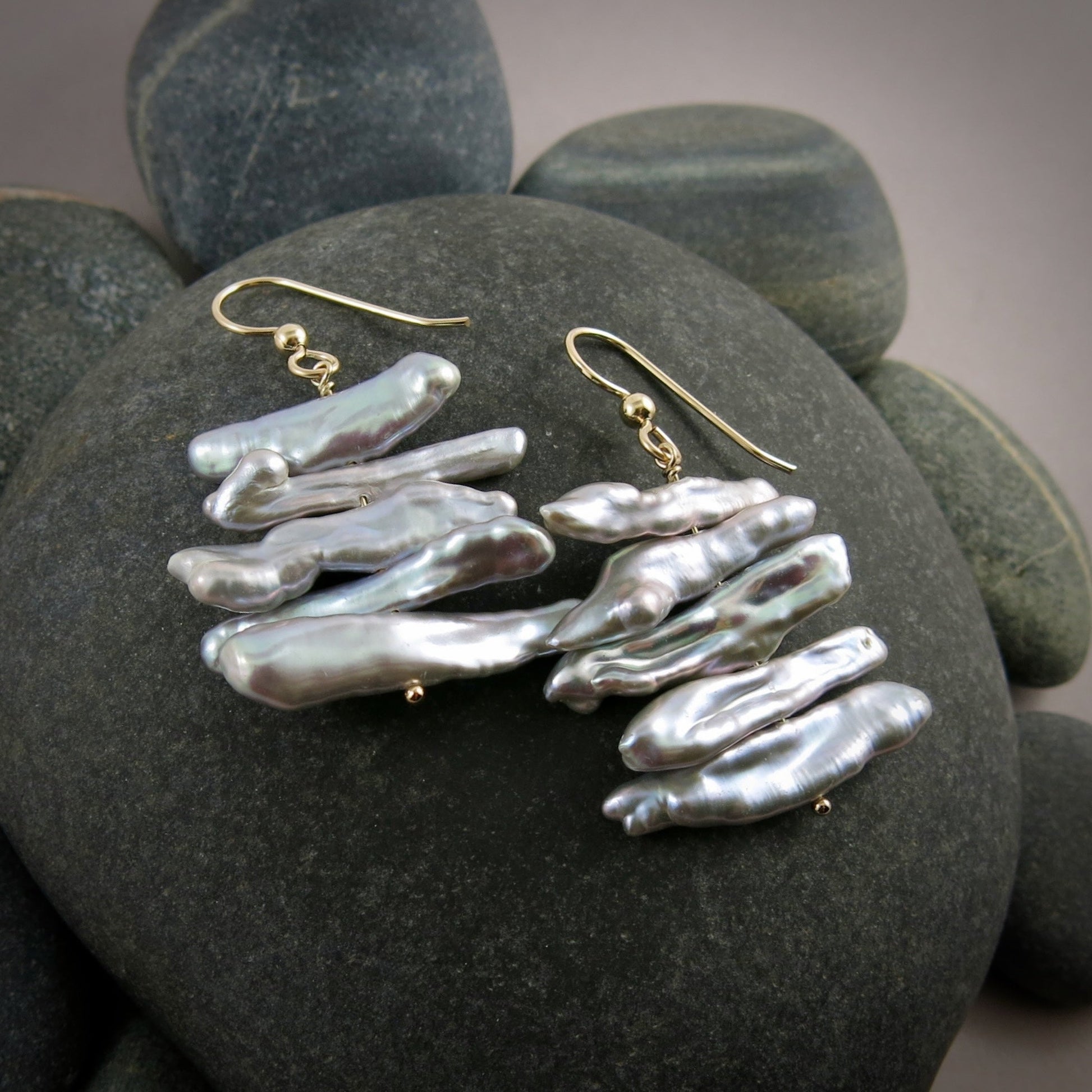 Boucles d'oreilles bâton empilées • Boucles d'oreilles en perles bâton gris tourterelle en or rempli 14 carats