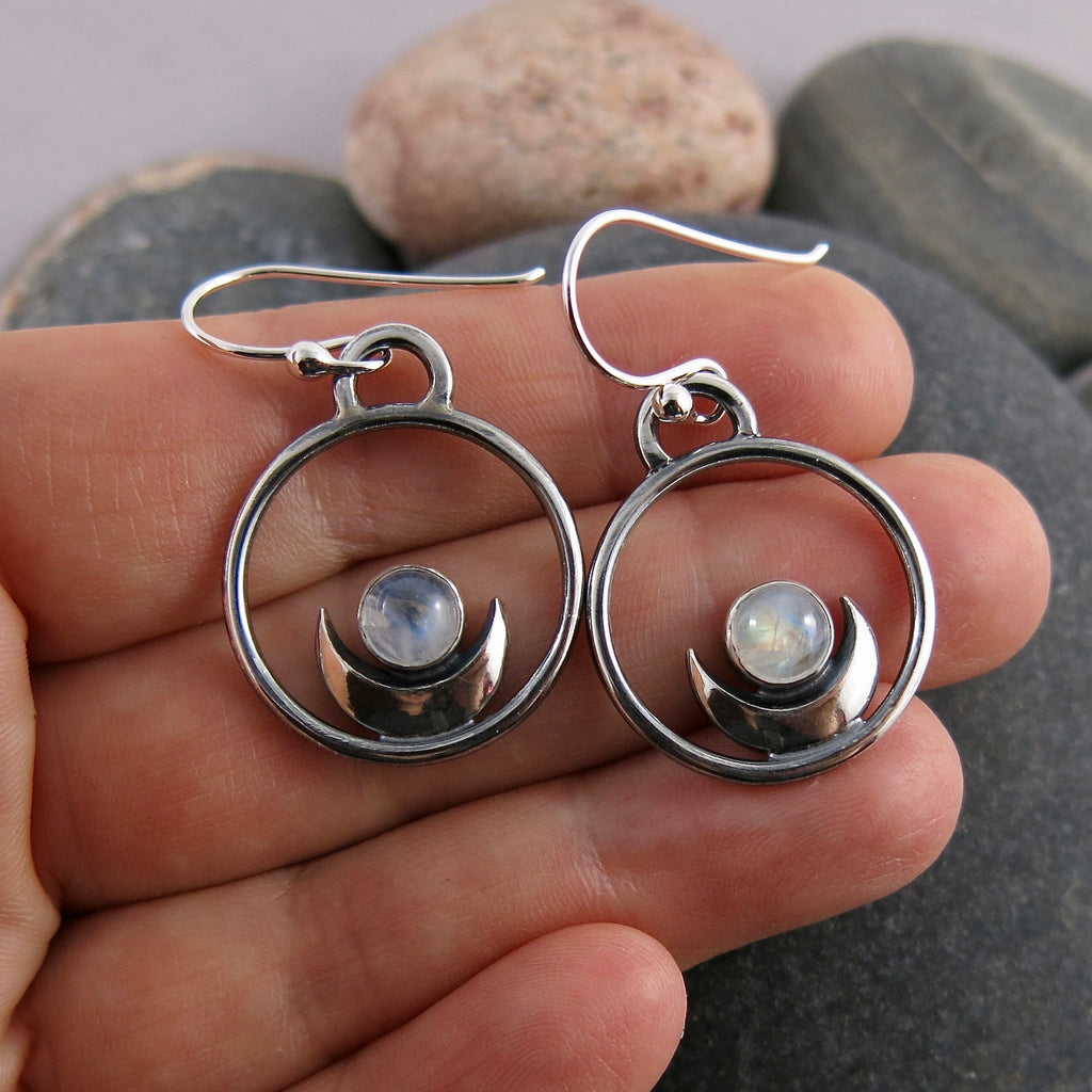 Boucles d'oreilles de rêve • Croissants de lune en argent et pierres de lune arc-en-ciel 