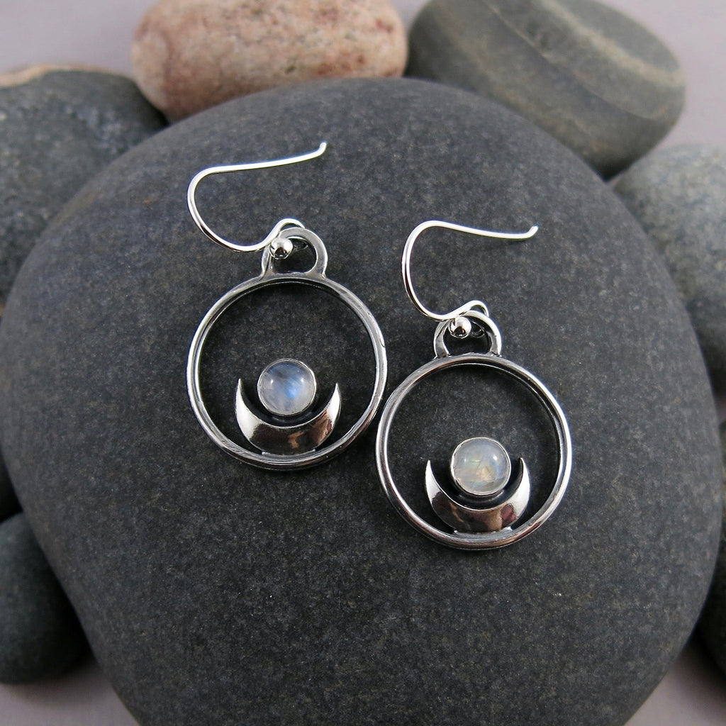 Boucles d'oreilles de rêve • Croissants de lune en argent et pierres de lune arc-en-ciel 