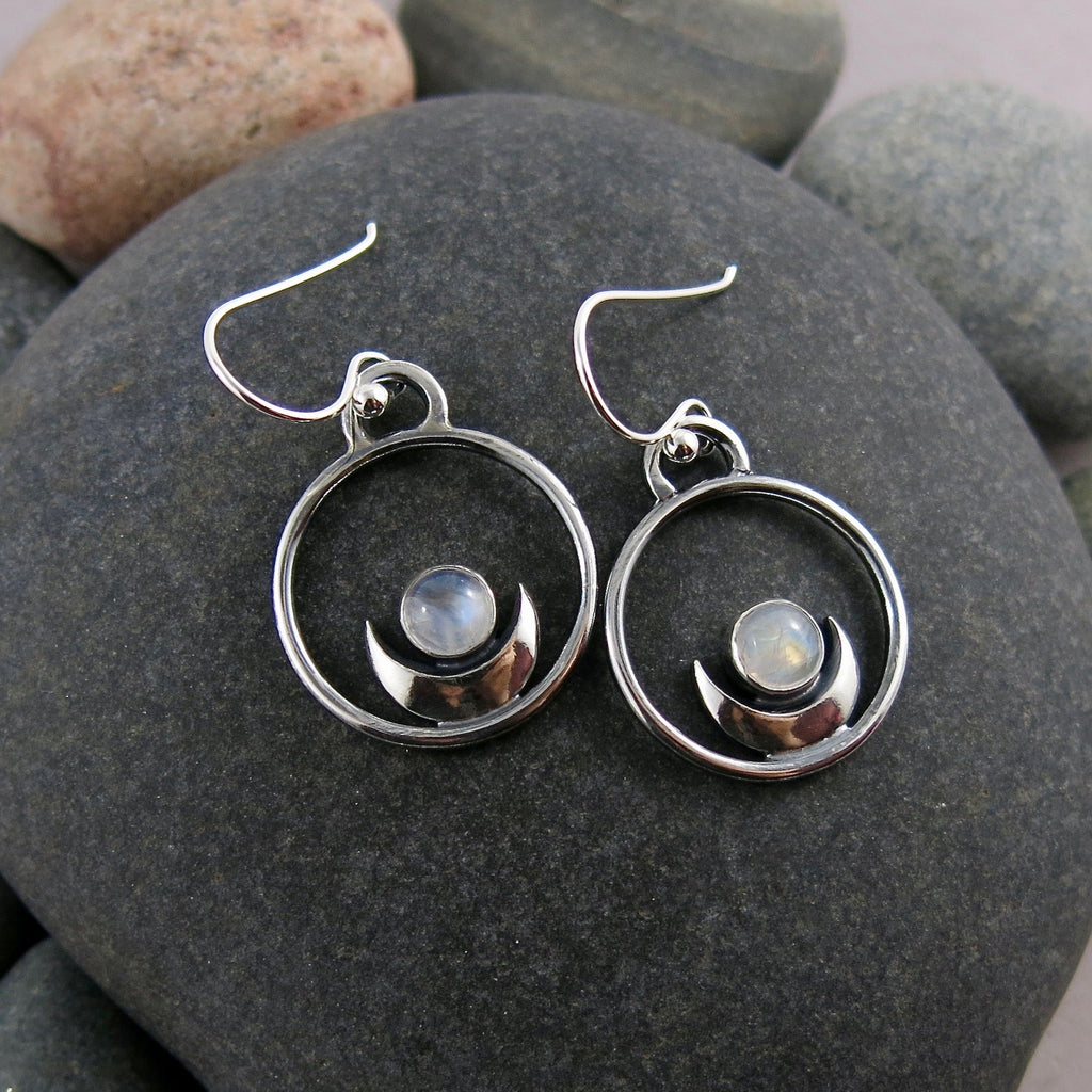 Boucles d'oreilles de rêve • Croissants de lune en argent et pierres de lune arc-en-ciel 