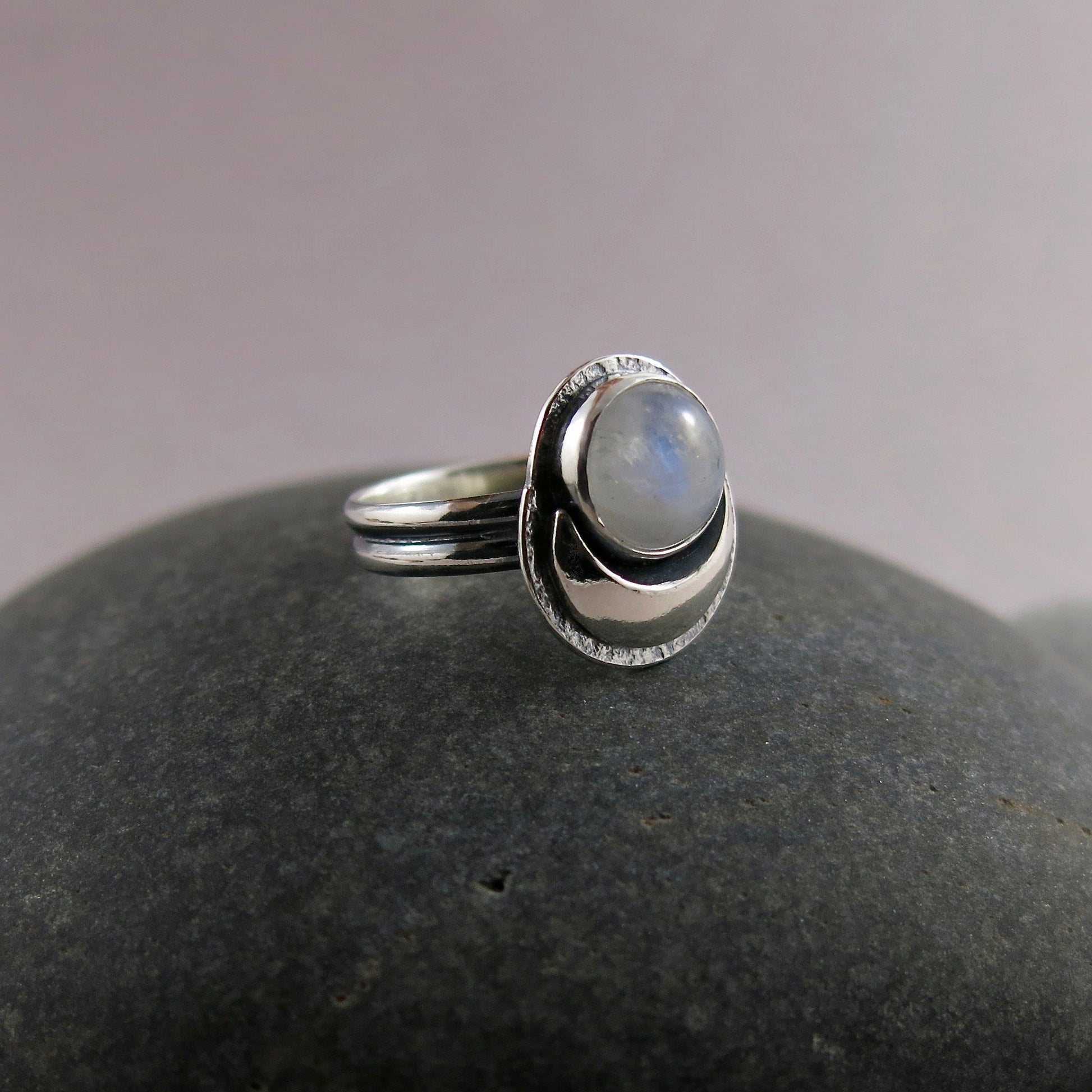 Bague de rêve • Croissant de lune en argent et pierre de lune arc-en-ciel 