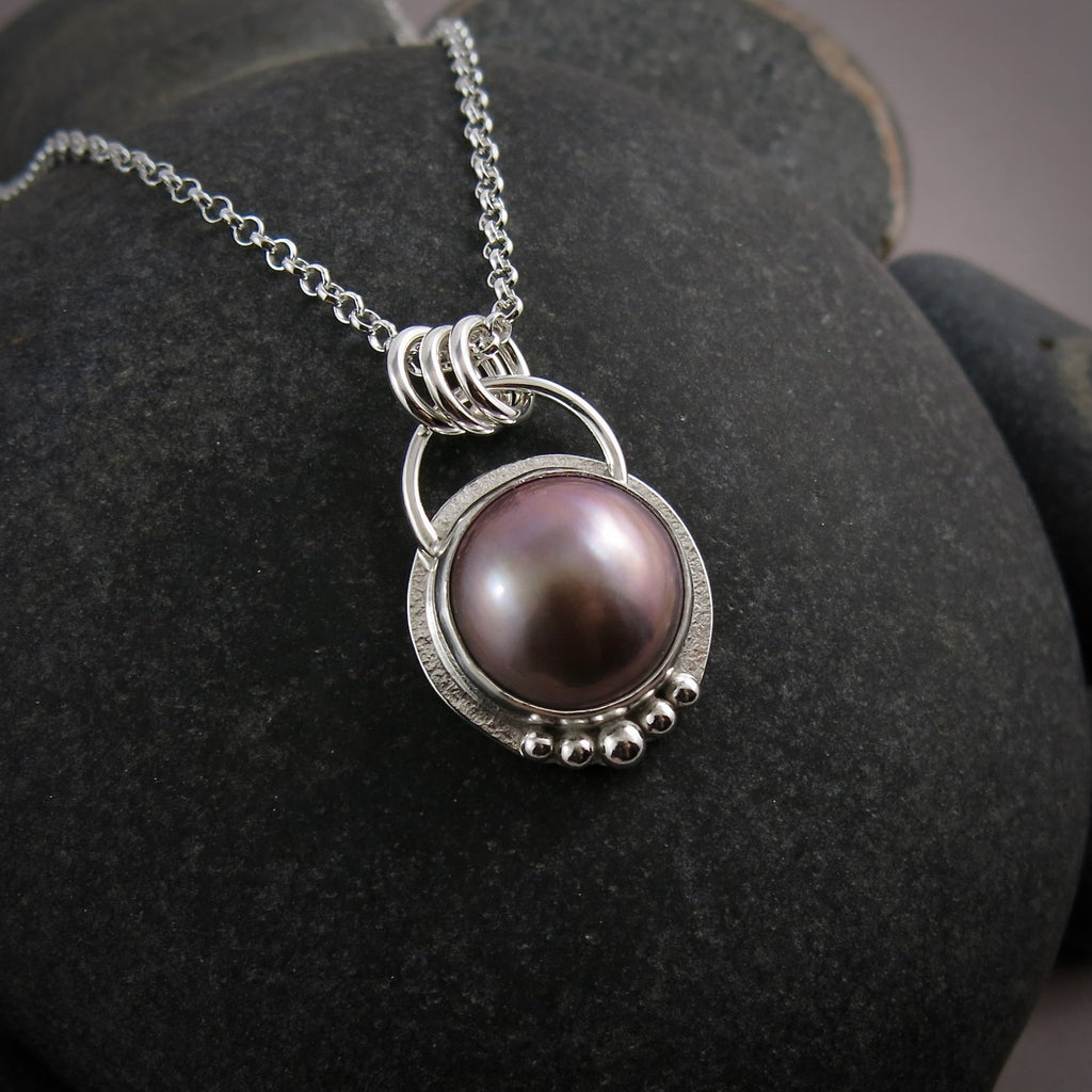 Collier de perles Mabe couleur prune poussiéreuse • Argent sterling