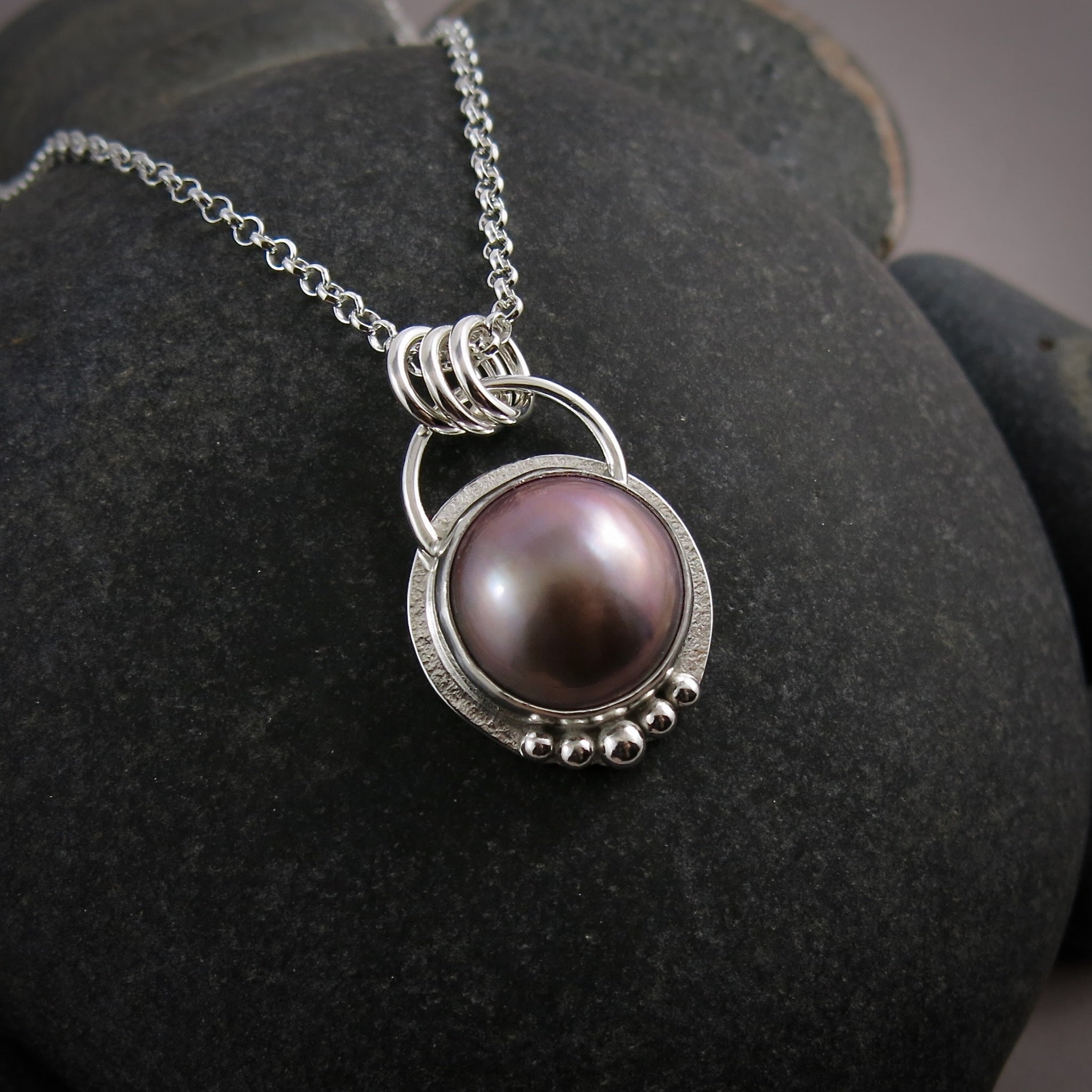 Collier de perles Mabe couleur prune poussiéreuse • Argent sterling