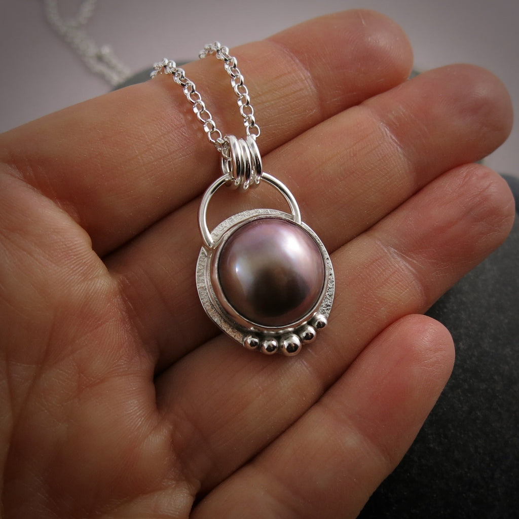 Collier de perles Mabe couleur prune poussiéreuse • Argent sterling