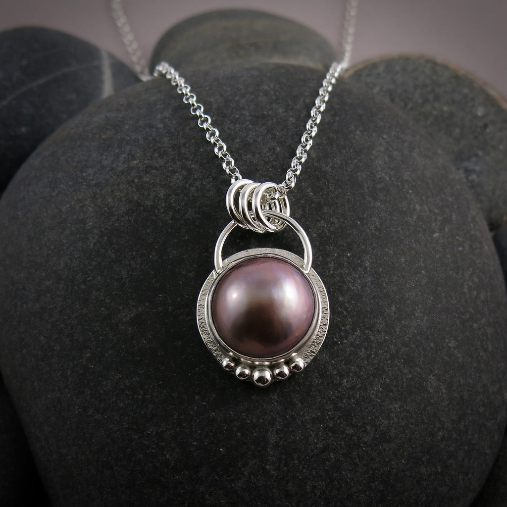 Collier de perles Mabe couleur prune poussiéreuse • Argent sterling