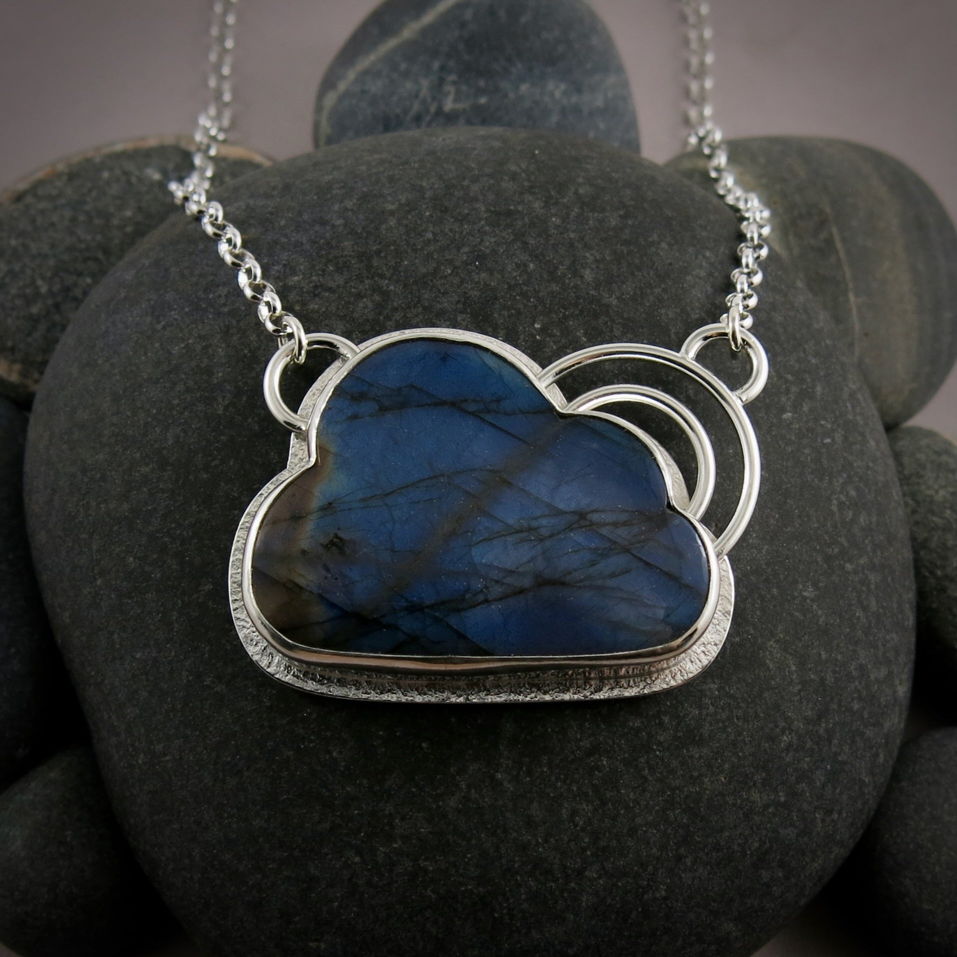 Collier Silver Linings Cloud avec un double arc-en-ciel • Labradorite bleu électrique avec nuage arc-en-ciel en argent sterling