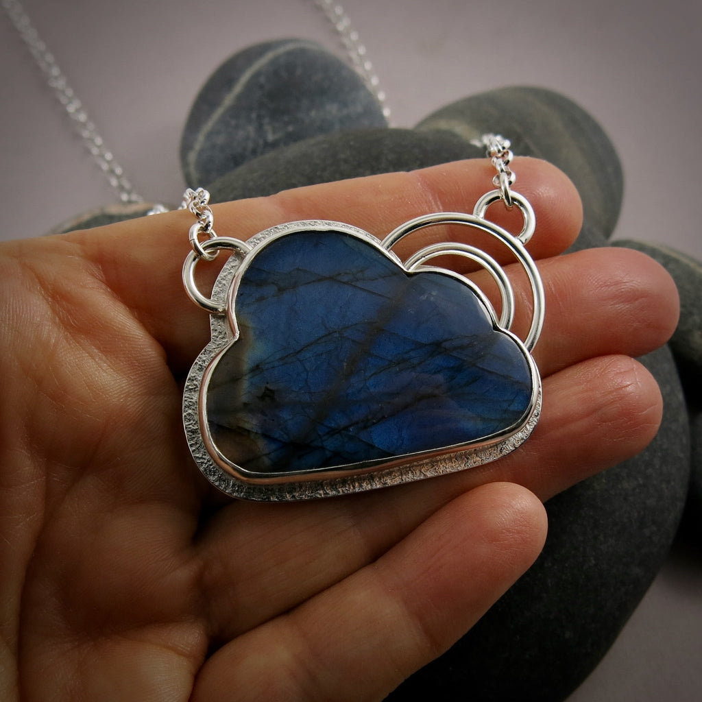 Collier Silver Linings Cloud avec un double arc-en-ciel • Labradorite bleu électrique avec nuage arc-en-ciel en argent sterling