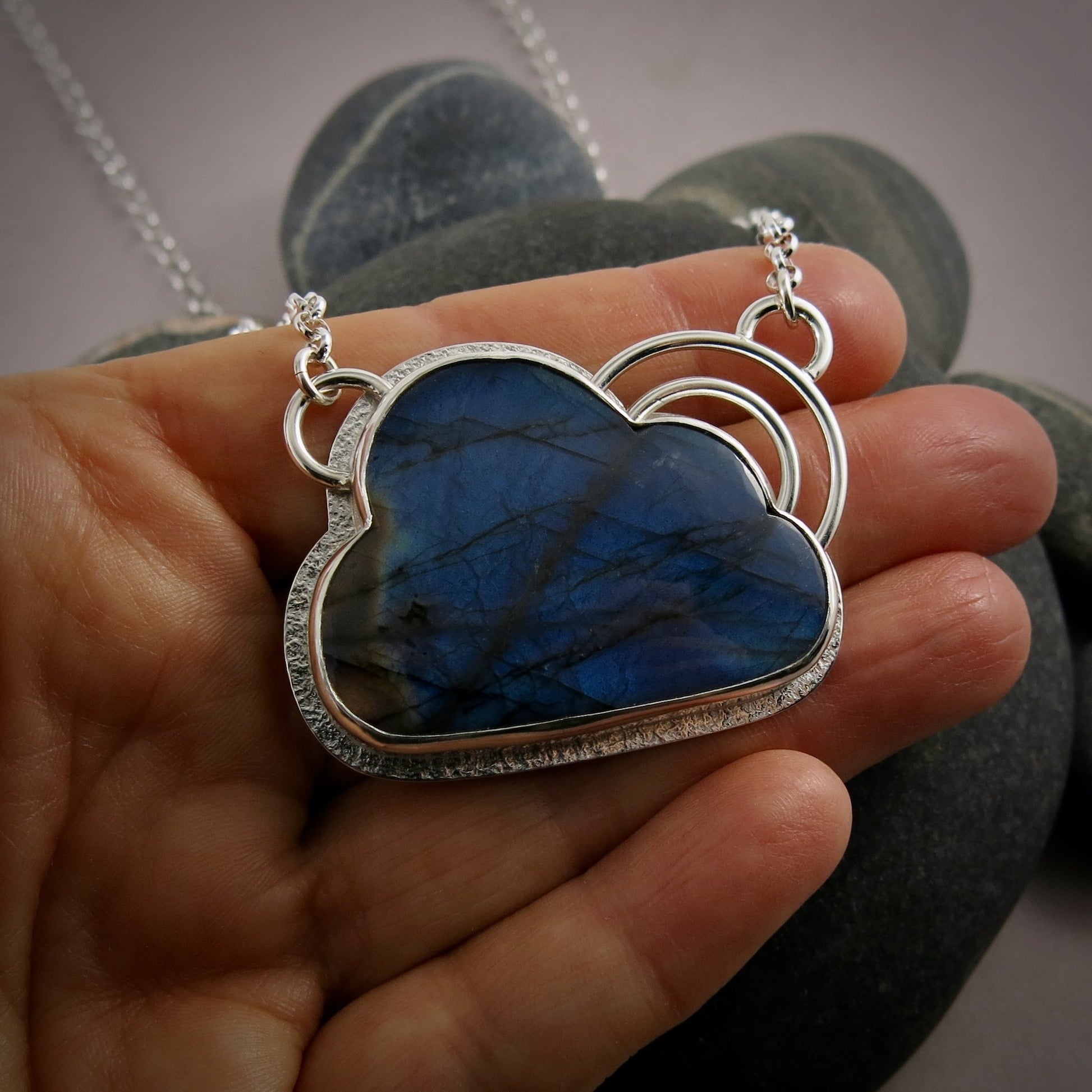 Collier Silver Linings Cloud avec un double arc-en-ciel • Labradorite bleu électrique avec nuage arc-en-ciel en argent sterling