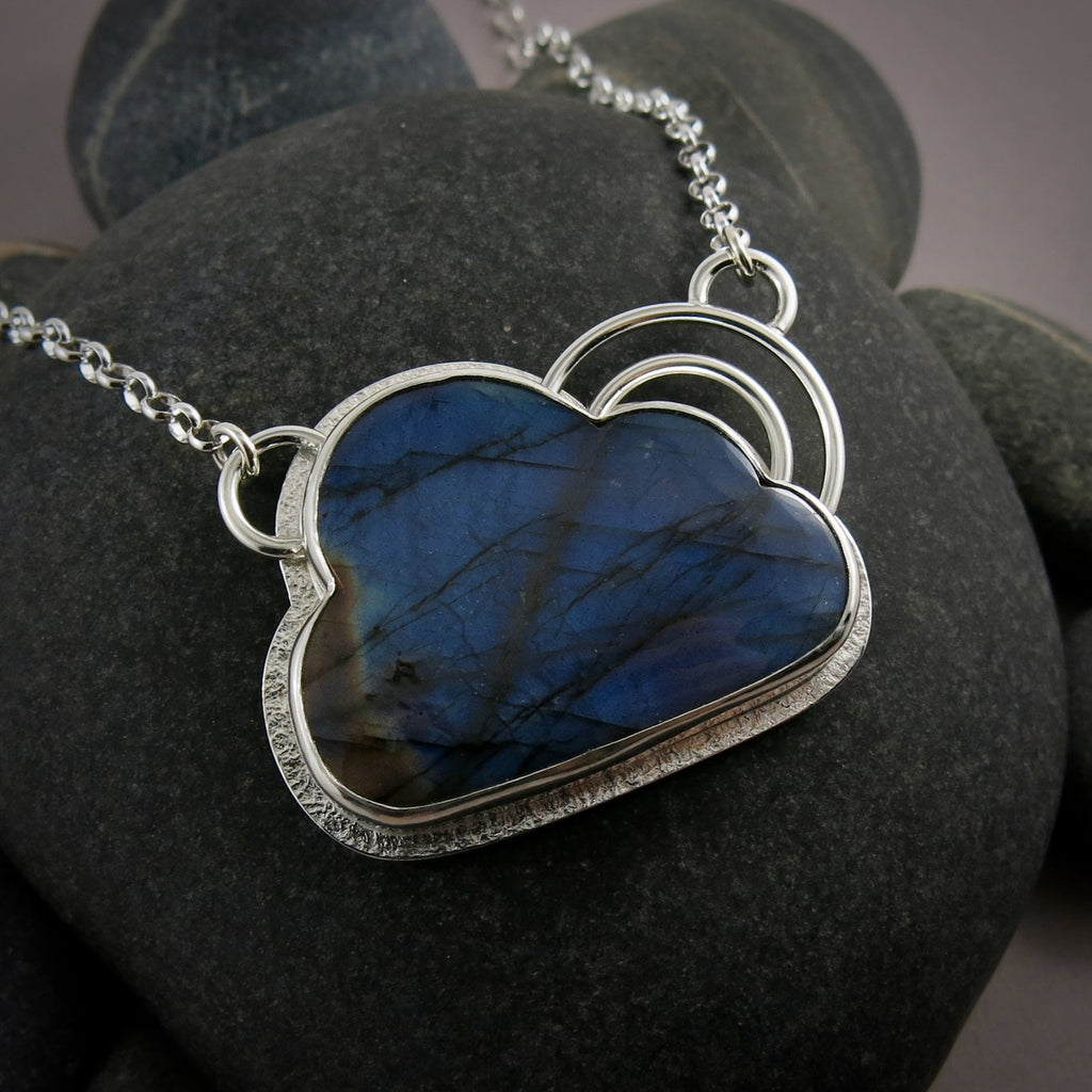 Collier Silver Linings Cloud avec un double arc-en-ciel • Labradorite bleu électrique avec nuage arc-en-ciel en argent sterling