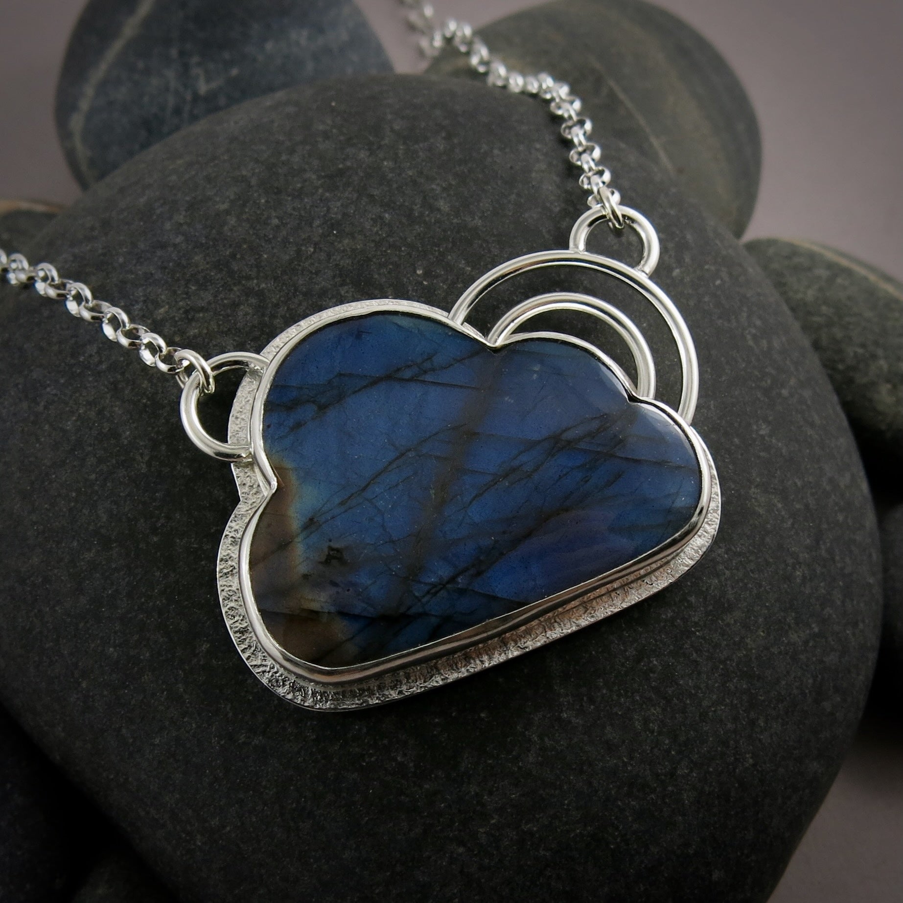 Collier Silver Linings Cloud avec un double arc-en-ciel • Labradorite bleu électrique avec nuage arc-en-ciel en argent sterling
