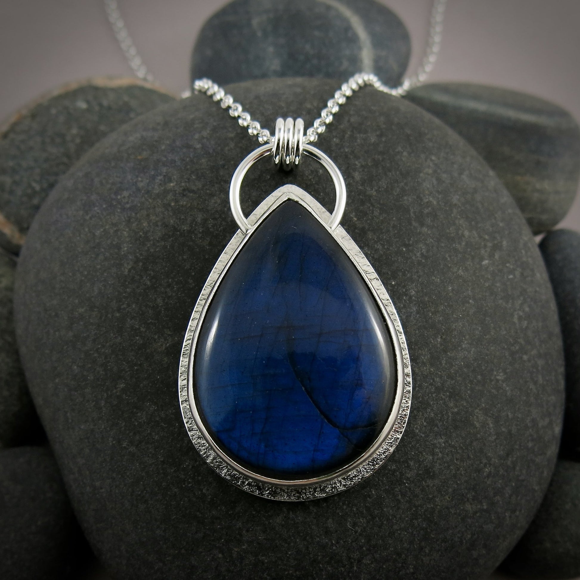 Grand collier en forme de larme de labradorite bleu électrique • Argent sterling