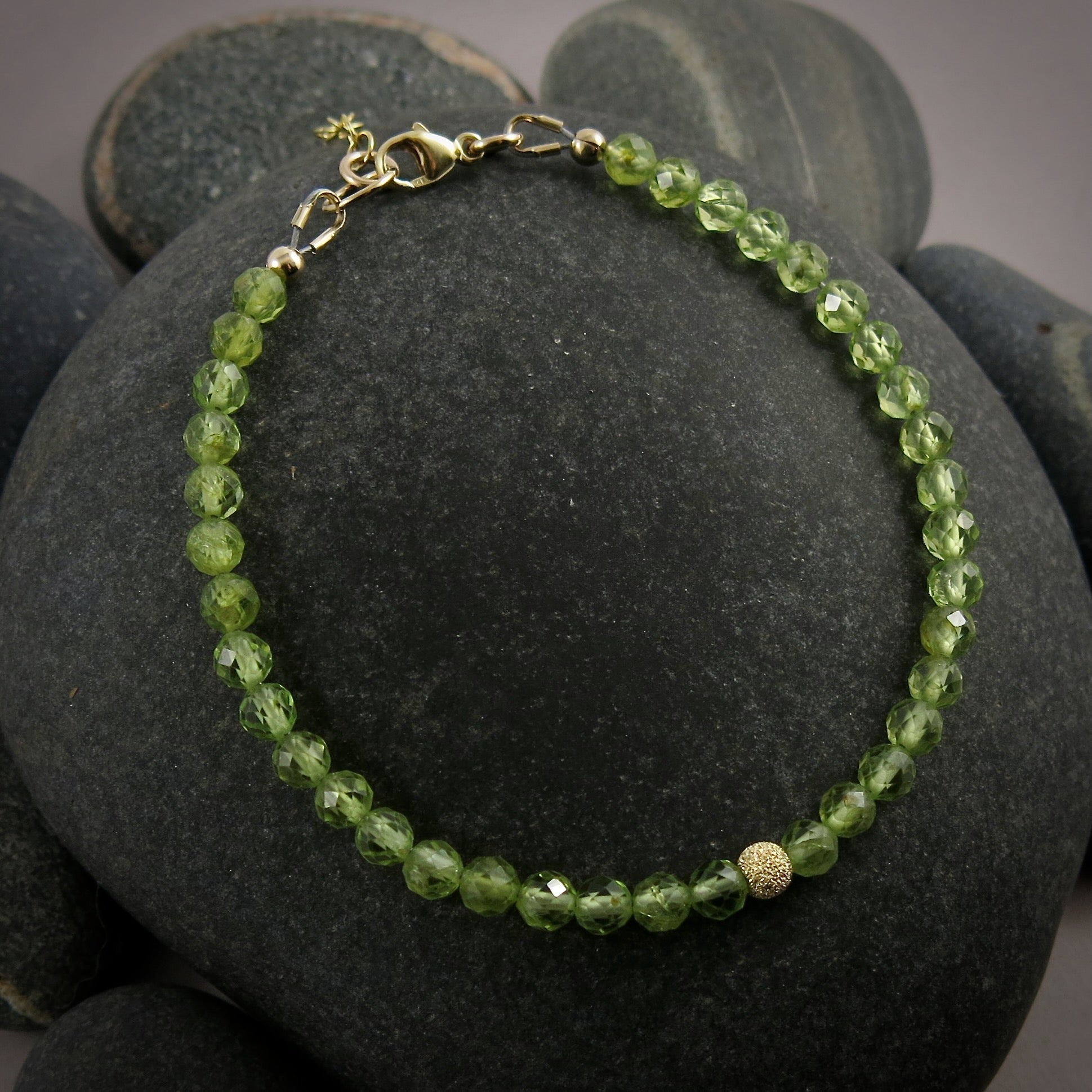 Bracelet réglable en perles de péridot • Or 14 carats ou argent sterling