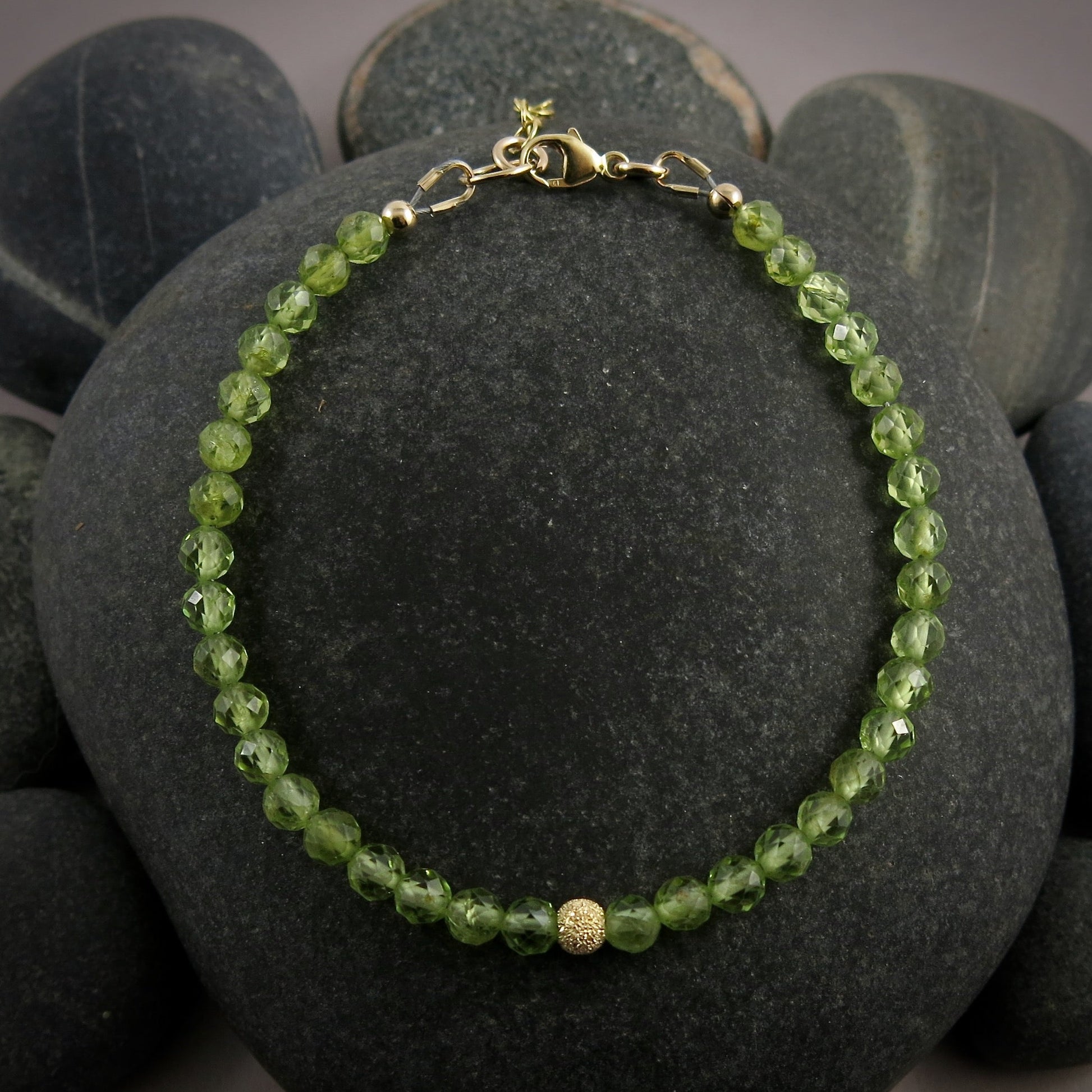 Bracelet réglable en perles de péridot • Or 14 carats ou argent sterling