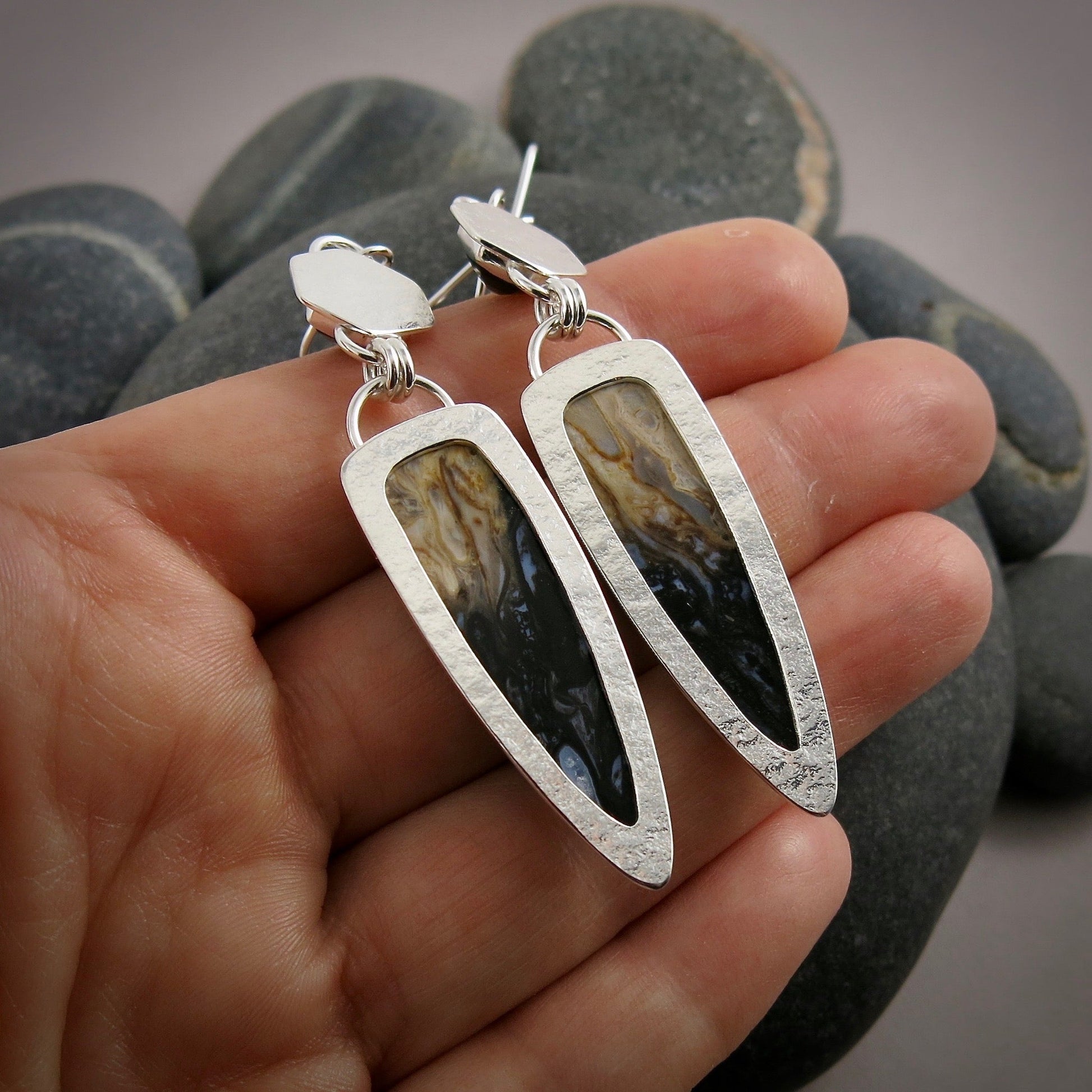 Boucles d'oreilles Blaze • Bois de palmier fossilisé et spinelle noir • Argent sterling • Fabulous Fossils Collection