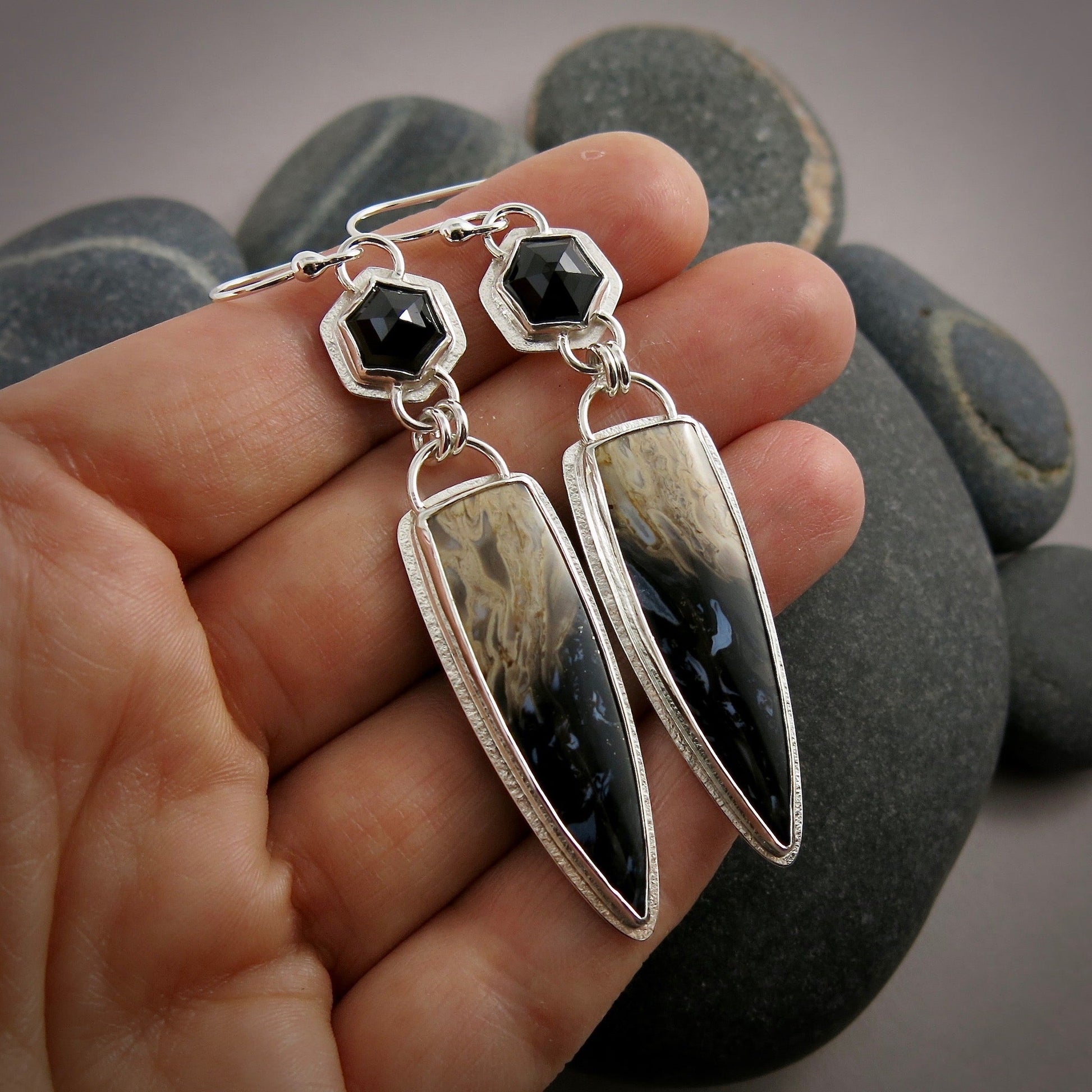 Boucles d'oreilles Blaze • Bois de palmier fossilisé et spinelle noir • Argent sterling • Fabulous Fossils Collection