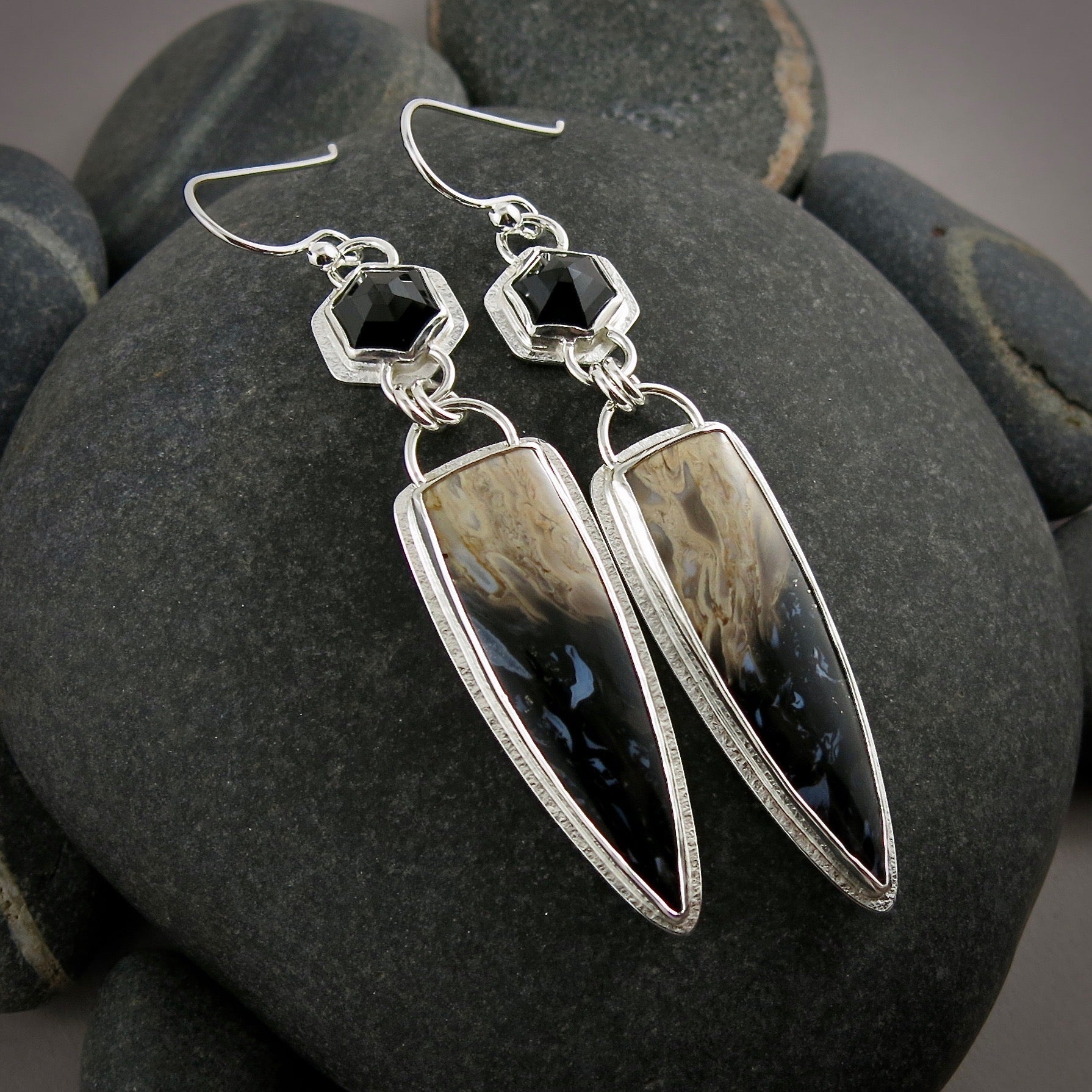 Boucles d'oreilles Blaze • Bois de palmier fossilisé et spinelle noir • Argent sterling • Fabulous Fossils Collection