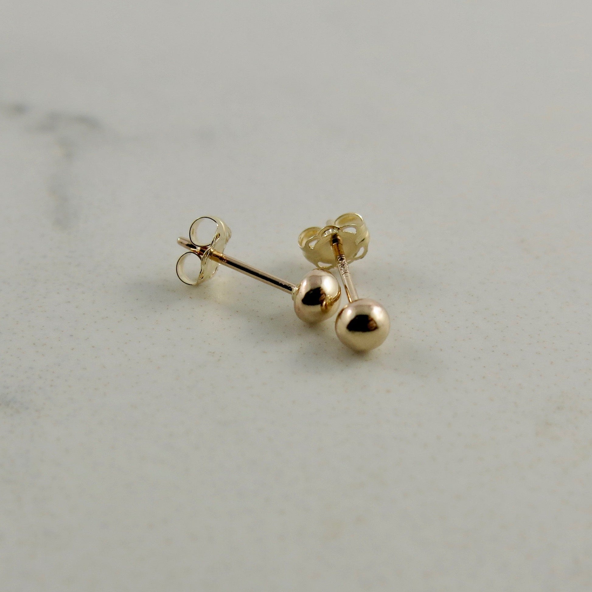 Clous d'oreilles boules en or • Boucles d'oreilles minimalistes en or 14 carats