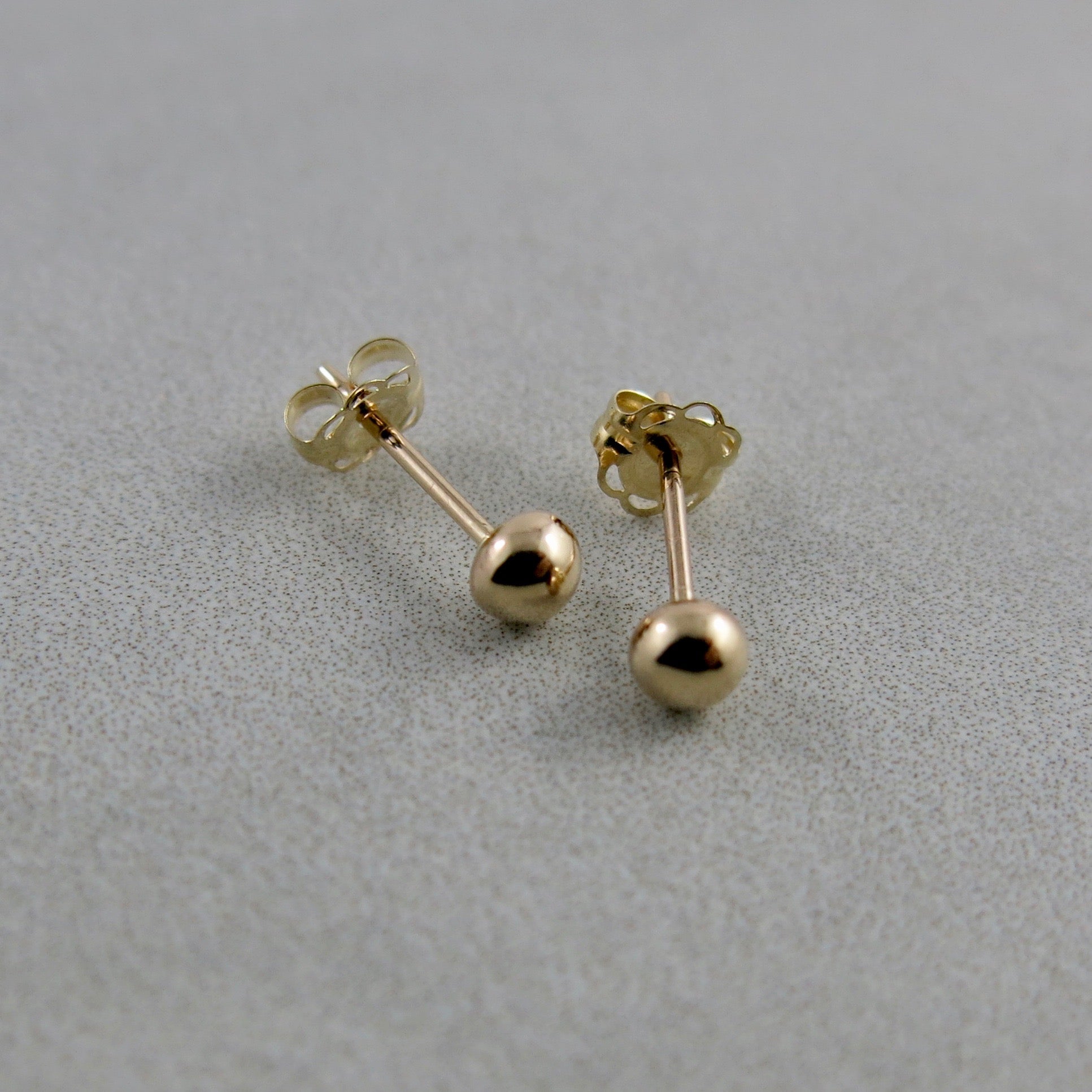 Clous d'oreilles boules en or • Boucles d'oreilles minimalistes en or 14 carats