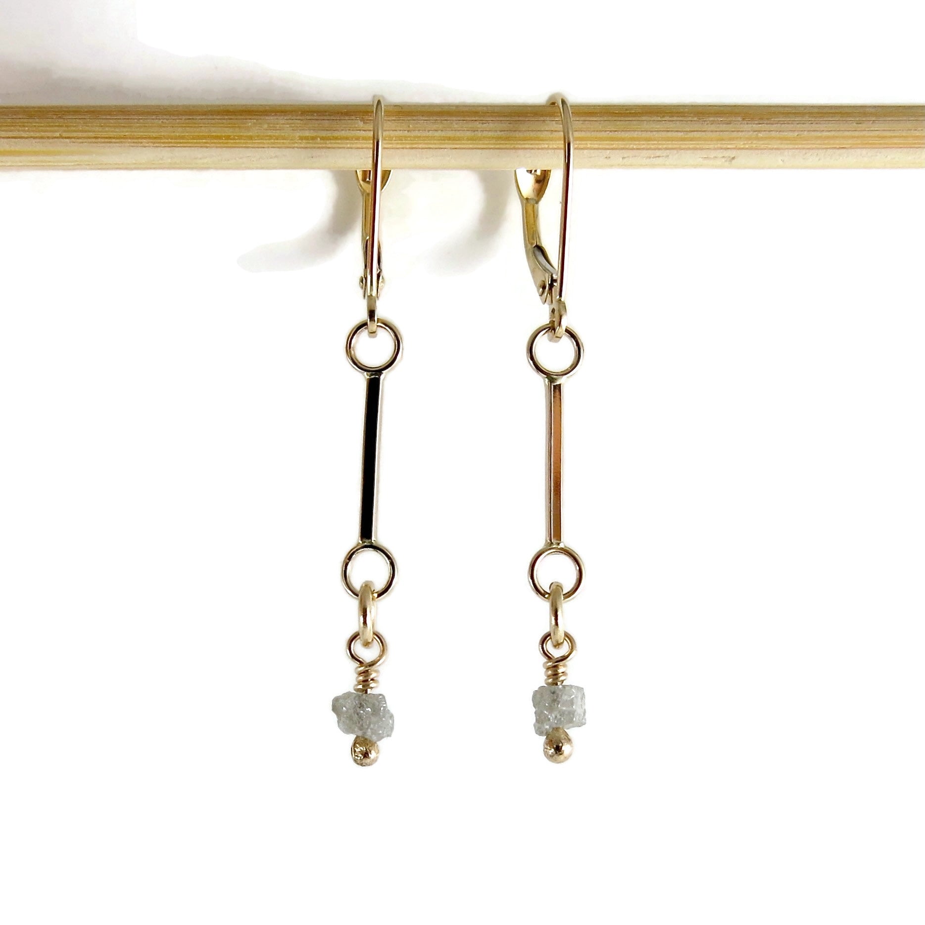 Boucles d'oreilles à levier en lingot d'or avec gouttes de diamant brut • Collection Wild Earth