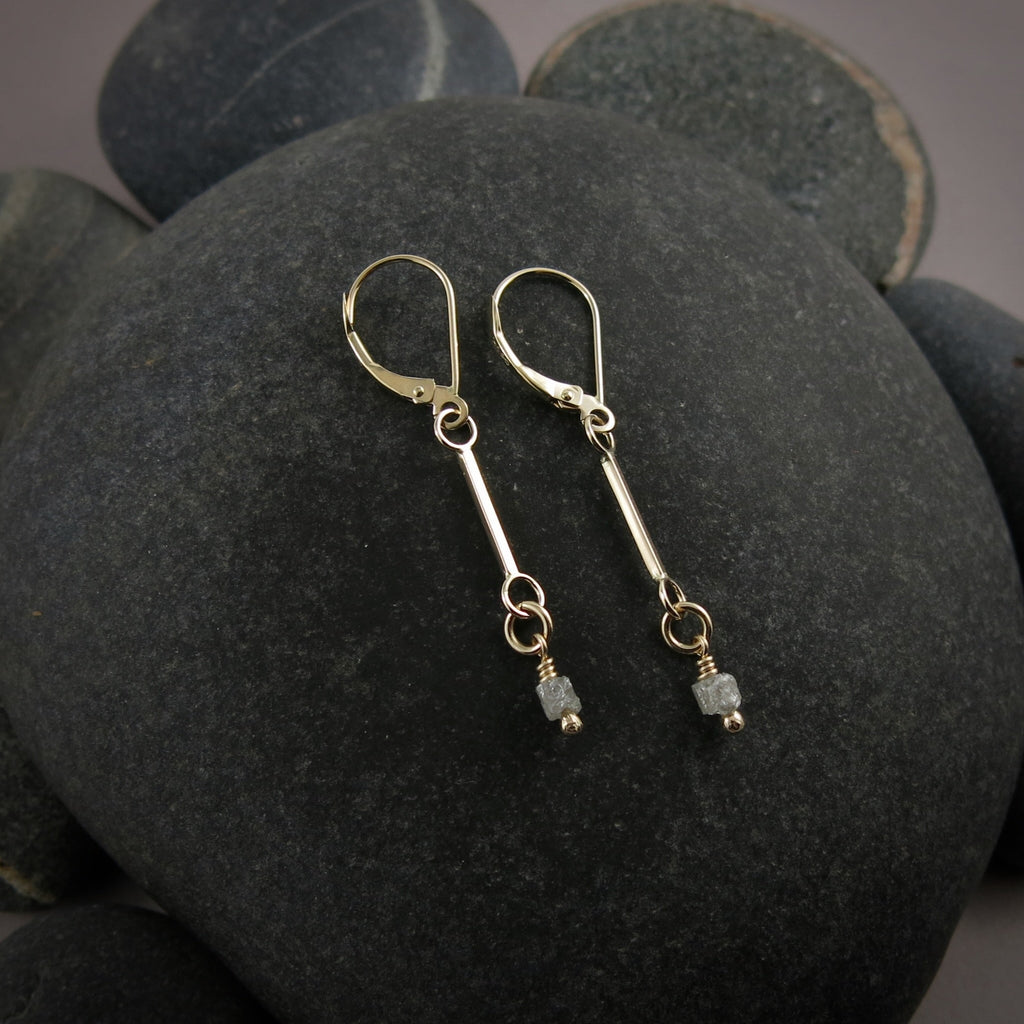Boucles d'oreilles à levier en lingot d'or avec gouttes de diamant brut • Collection Wild Earth