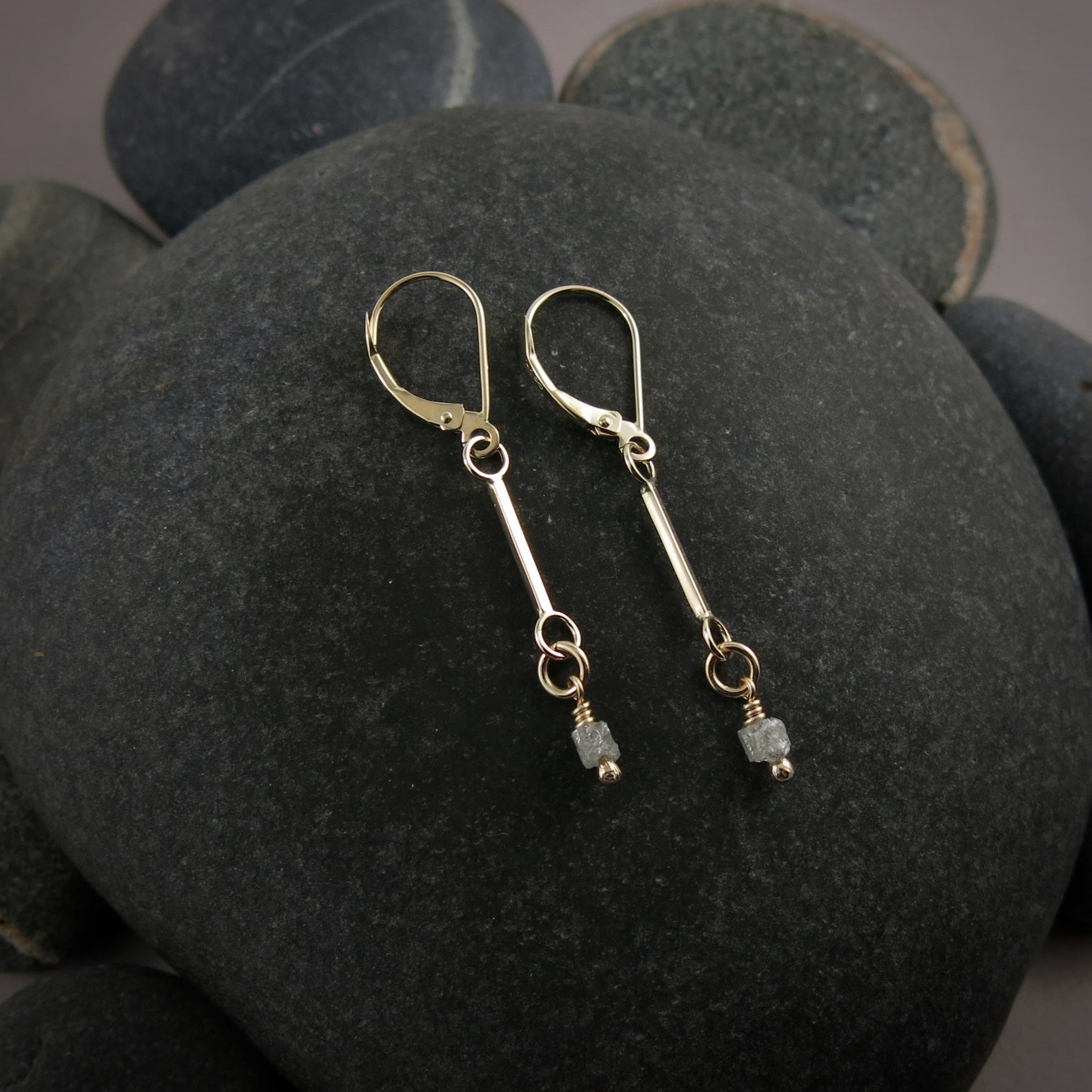 Boucles d'oreilles à levier en lingot d'or avec gouttes de diamant brut • Collection Wild Earth