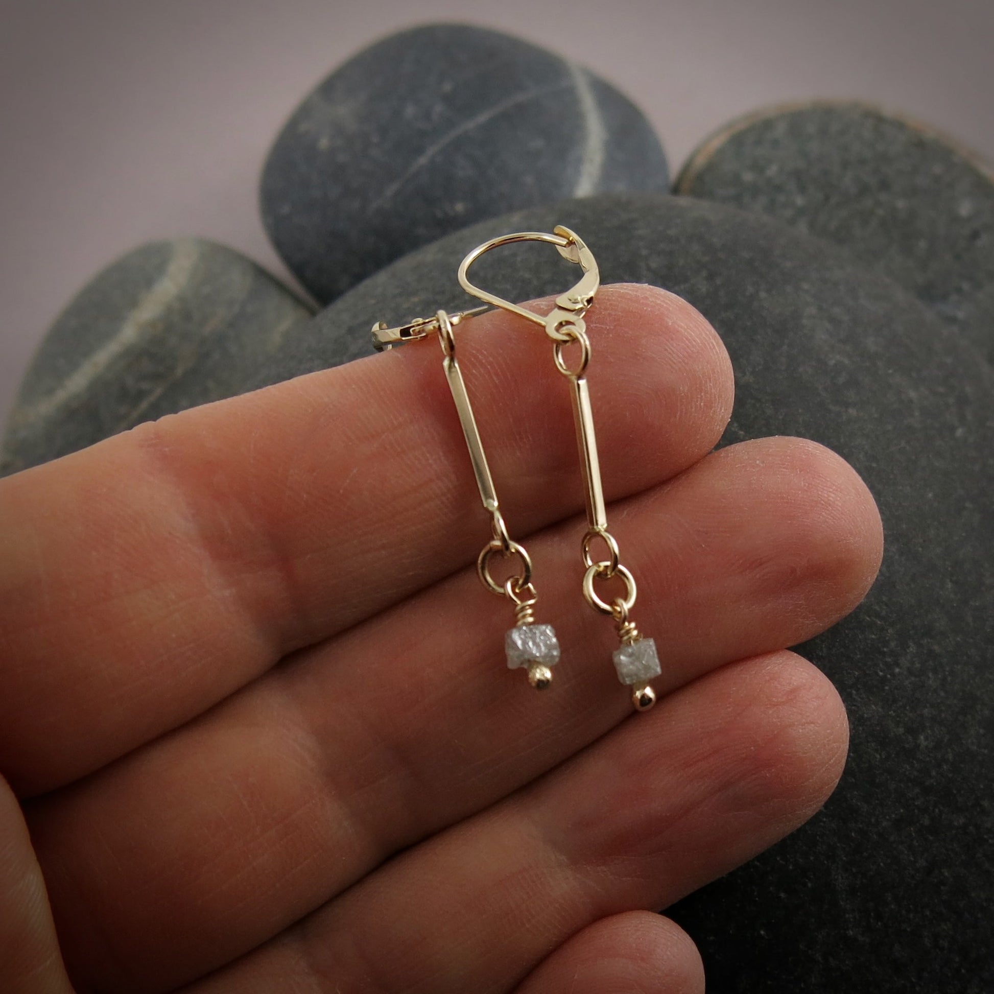 Boucles d'oreilles à levier en lingot d'or avec gouttes de diamant brut • Collection Wild Earth