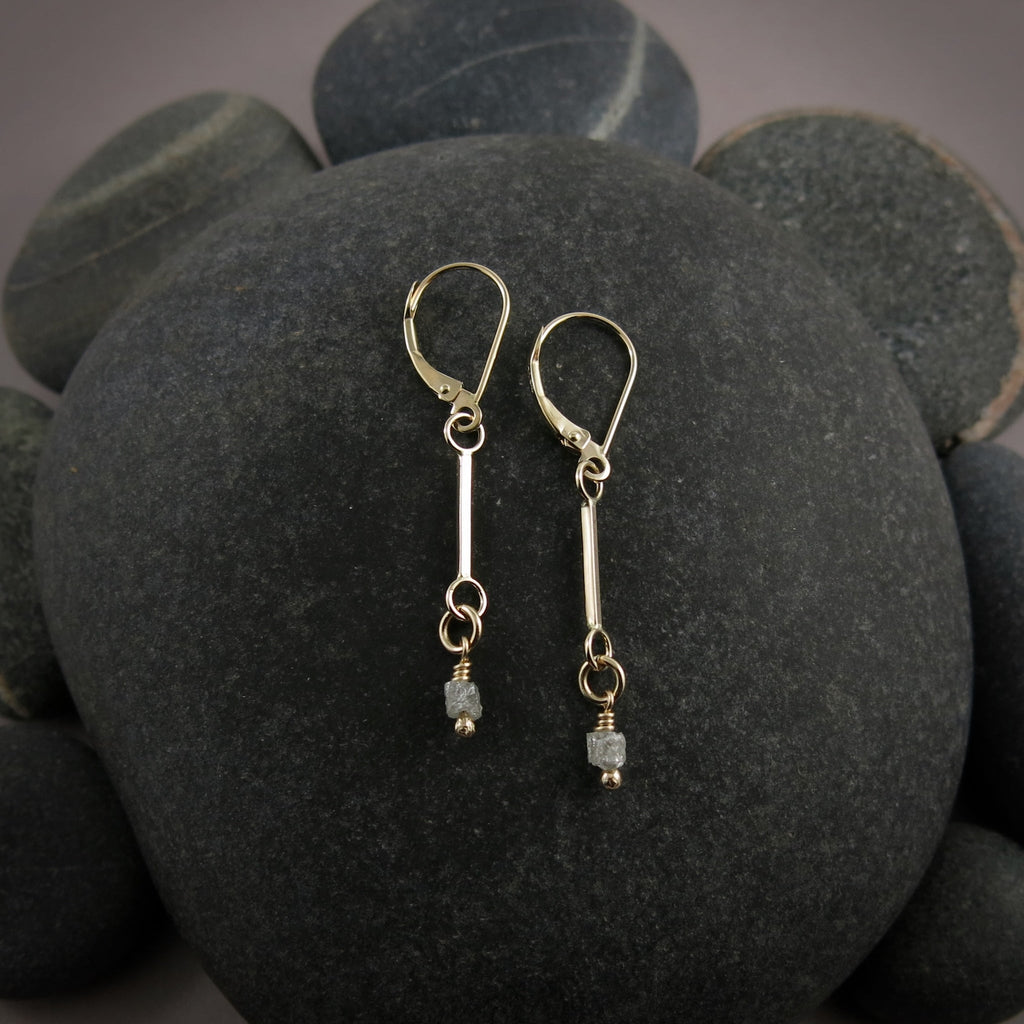 Boucles d'oreilles à levier en lingot d'or avec gouttes de diamant brut • Collection Wild Earth
