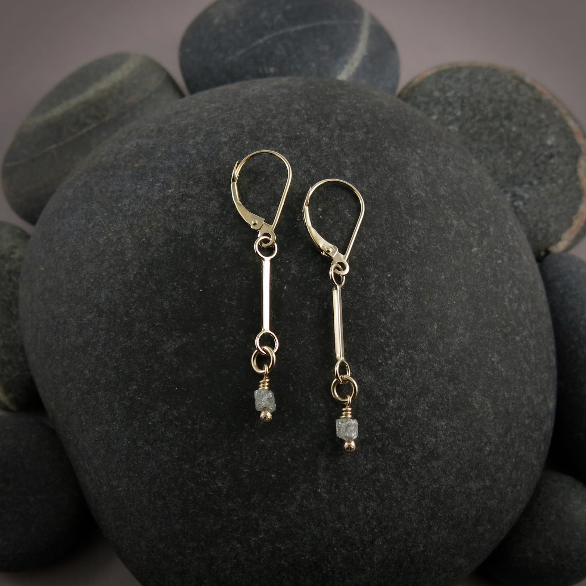 Boucles d'oreilles à levier en lingot d'or avec gouttes de diamant brut • Collection Wild Earth