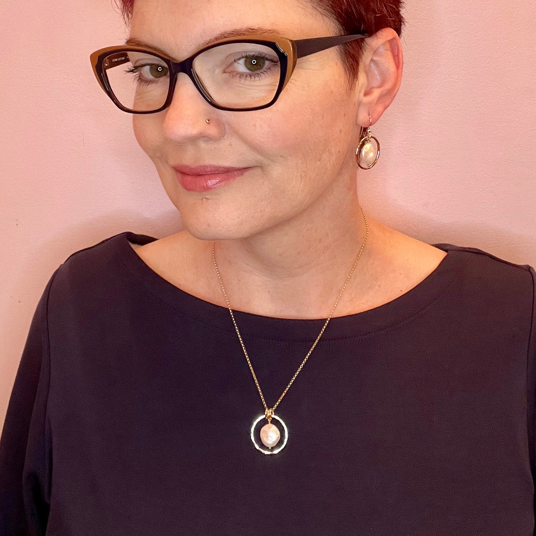 Collier de perles en or • Perle blanche en or texturé avec cercle ouvert