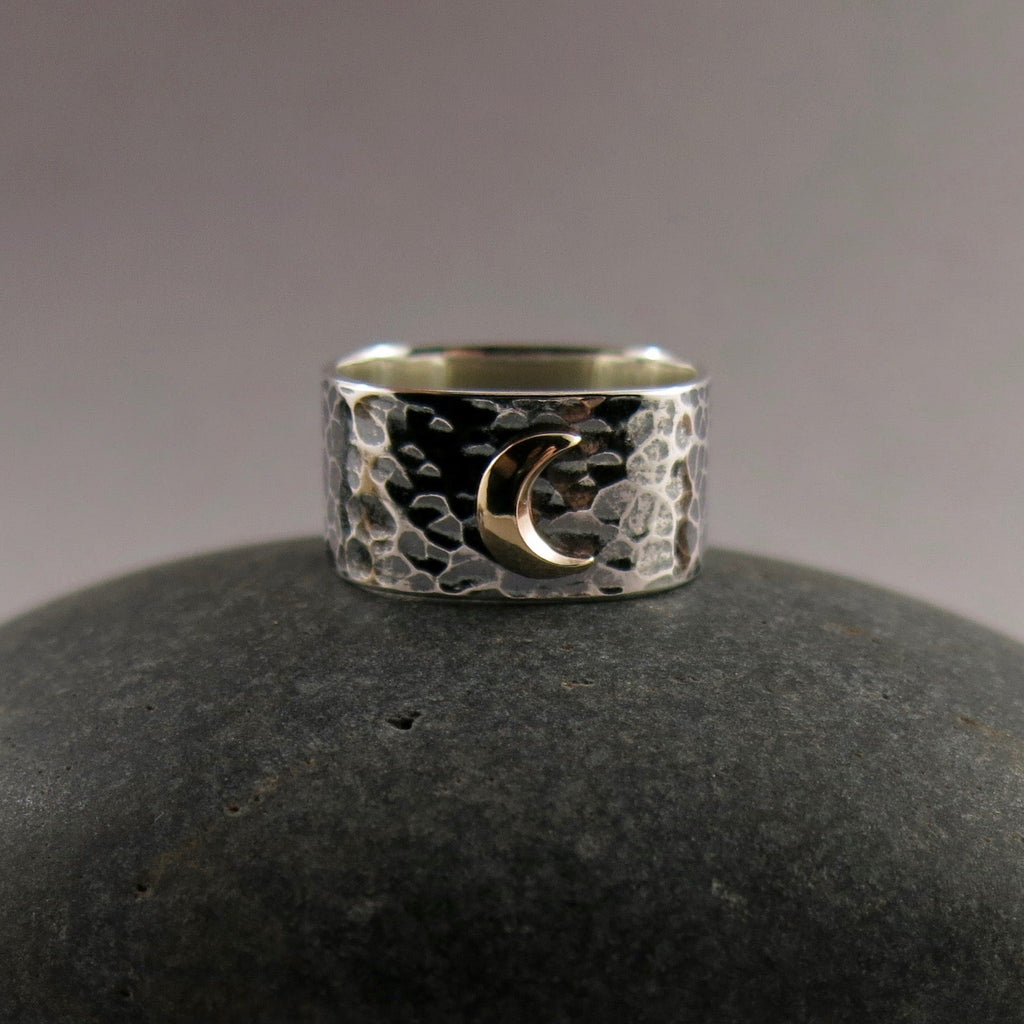 Bague de rêve • Croissant de lune en or 14 carats sur une large bande en argent sterling texturé martelé oxydé