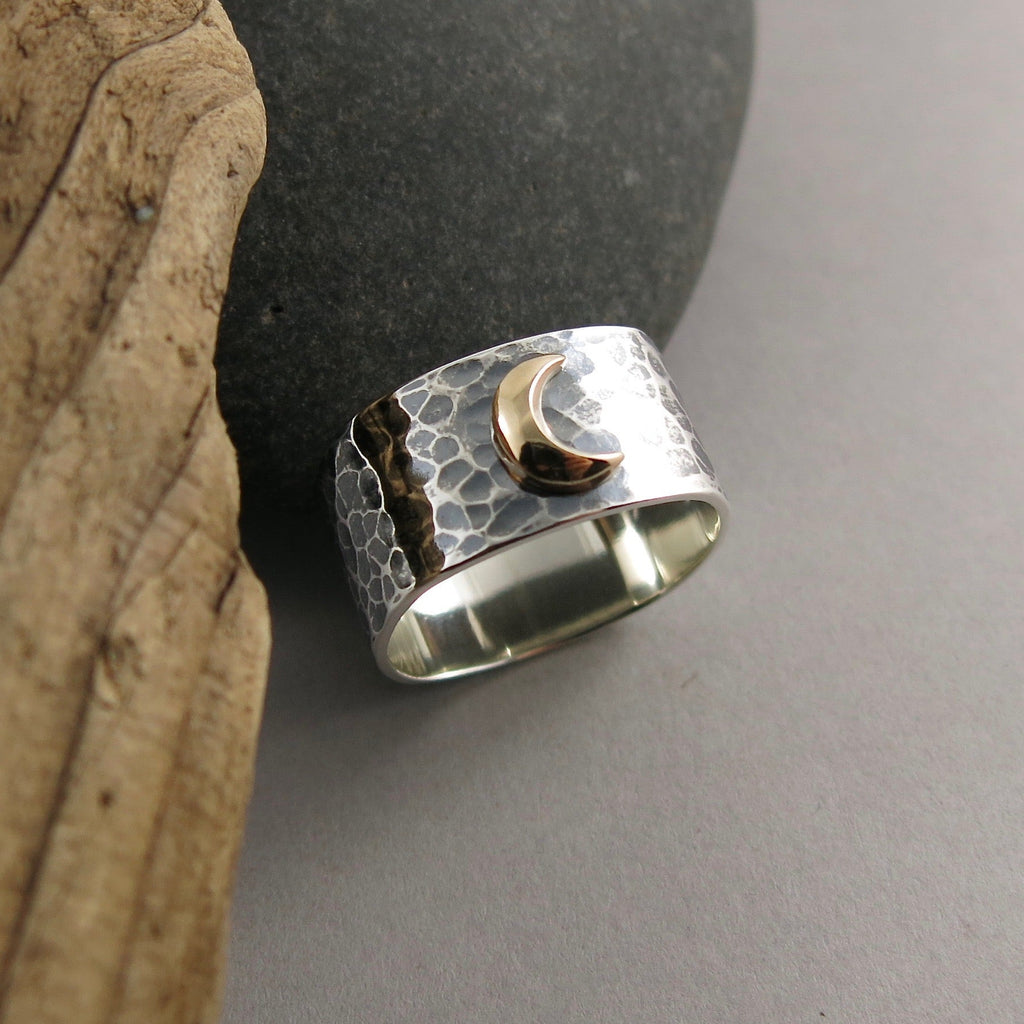 Bague de rêve • Croissant de lune en or 14 carats sur une large bande en argent sterling texturé martelé oxydé