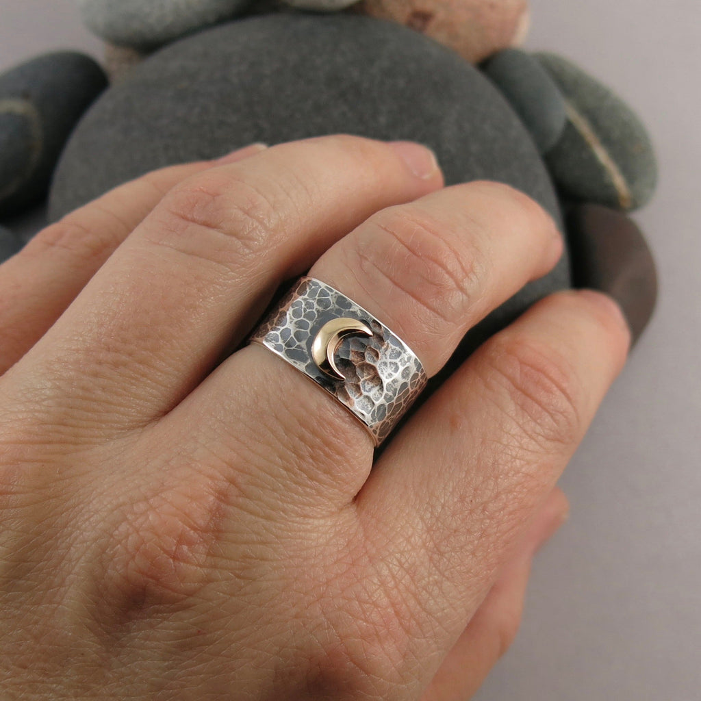 Bague de rêve • Croissant de lune en or 14 carats sur une large bande en argent sterling texturé martelé oxydé