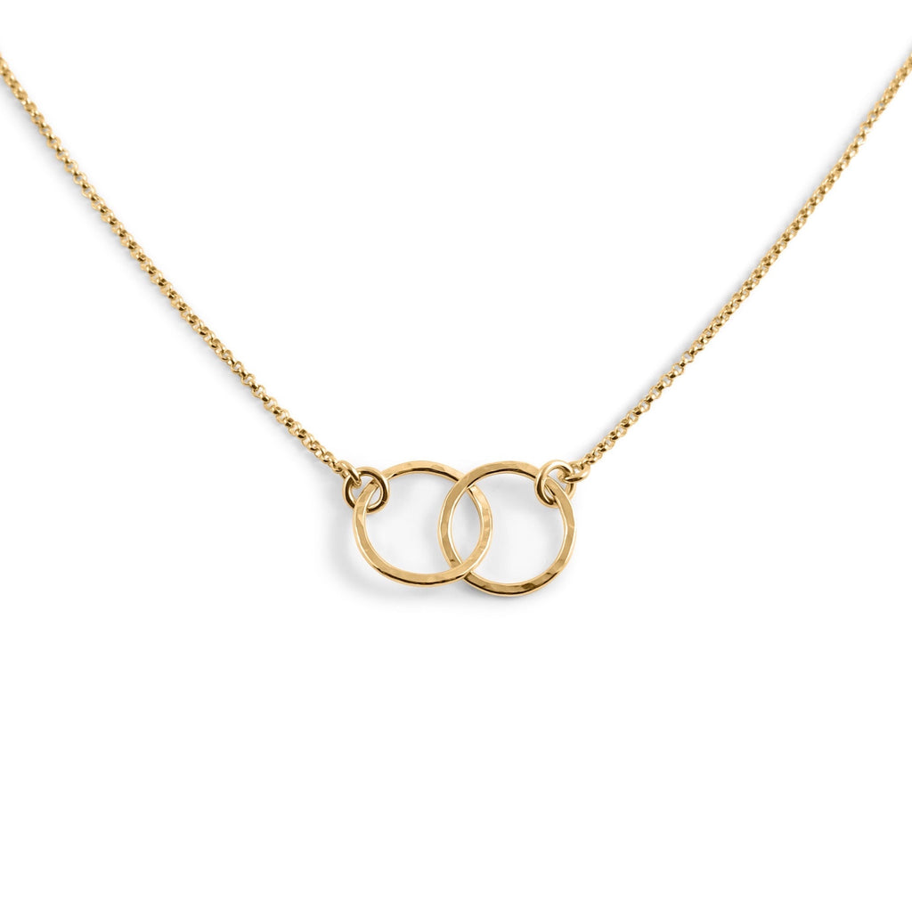 Collier Gold Embrace • Remplissage d'or texturé martelé avec chaîne Rolo