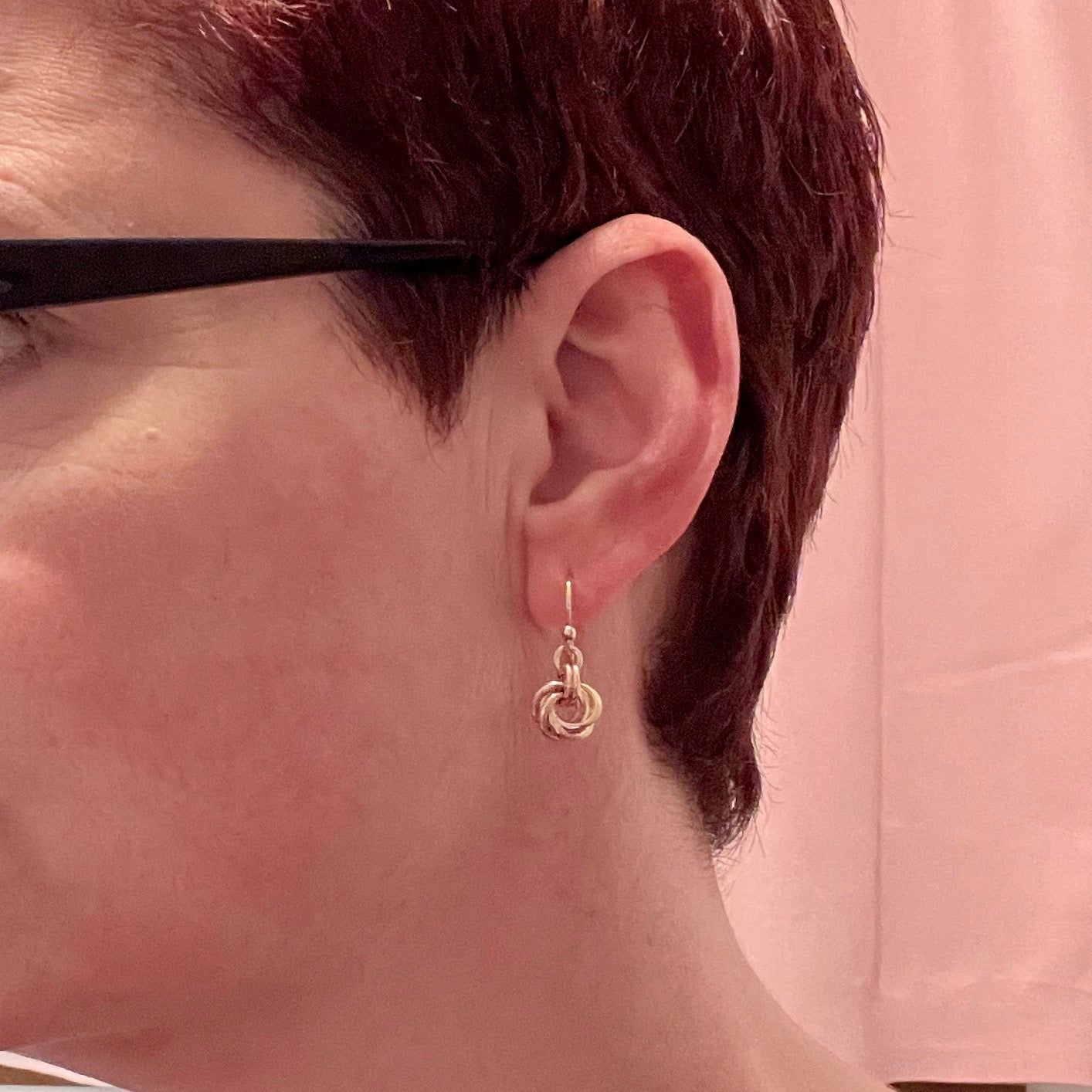 Boucles d'oreilles en or avec nœud d'amour éternel