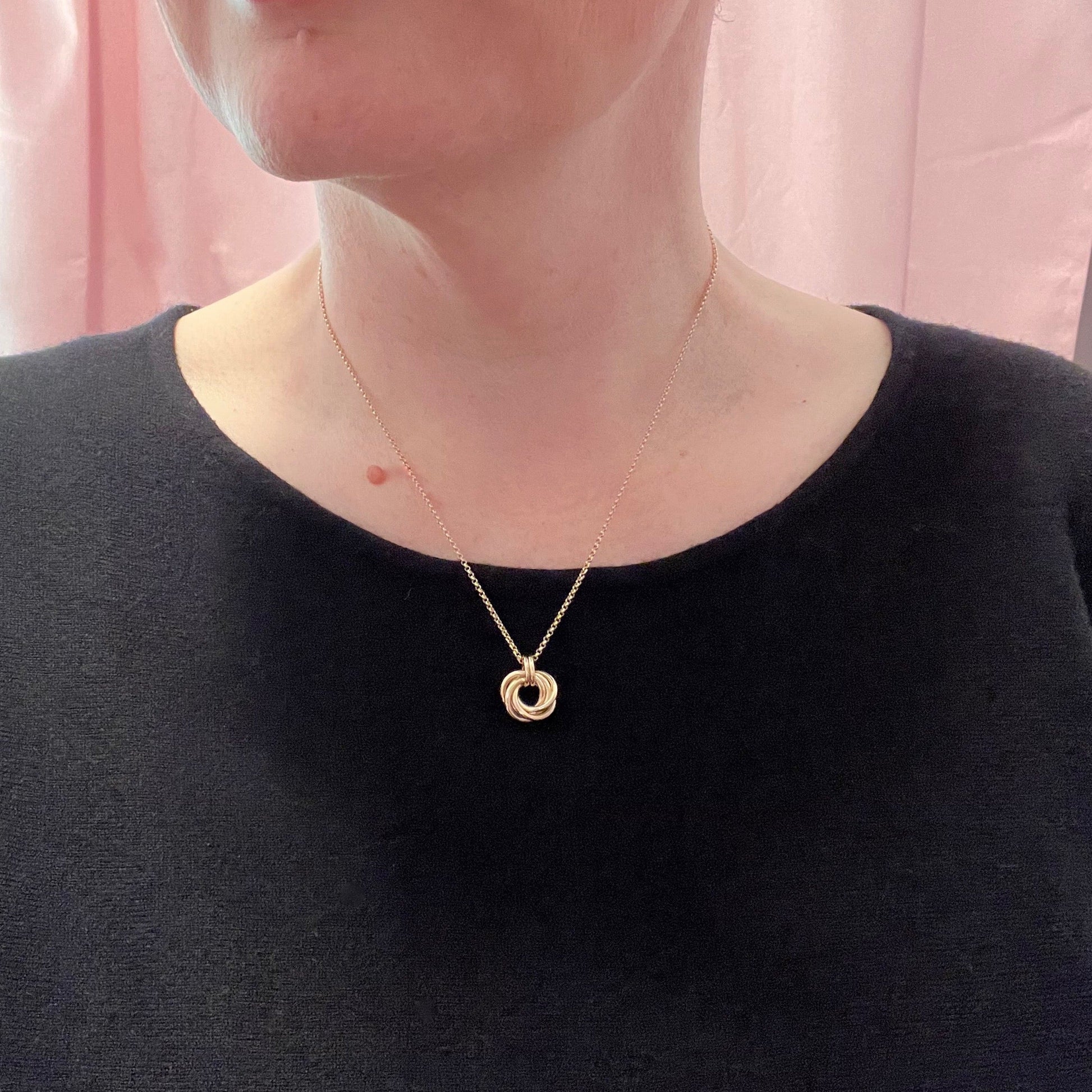 Collier nœud d'amour éternité en or
