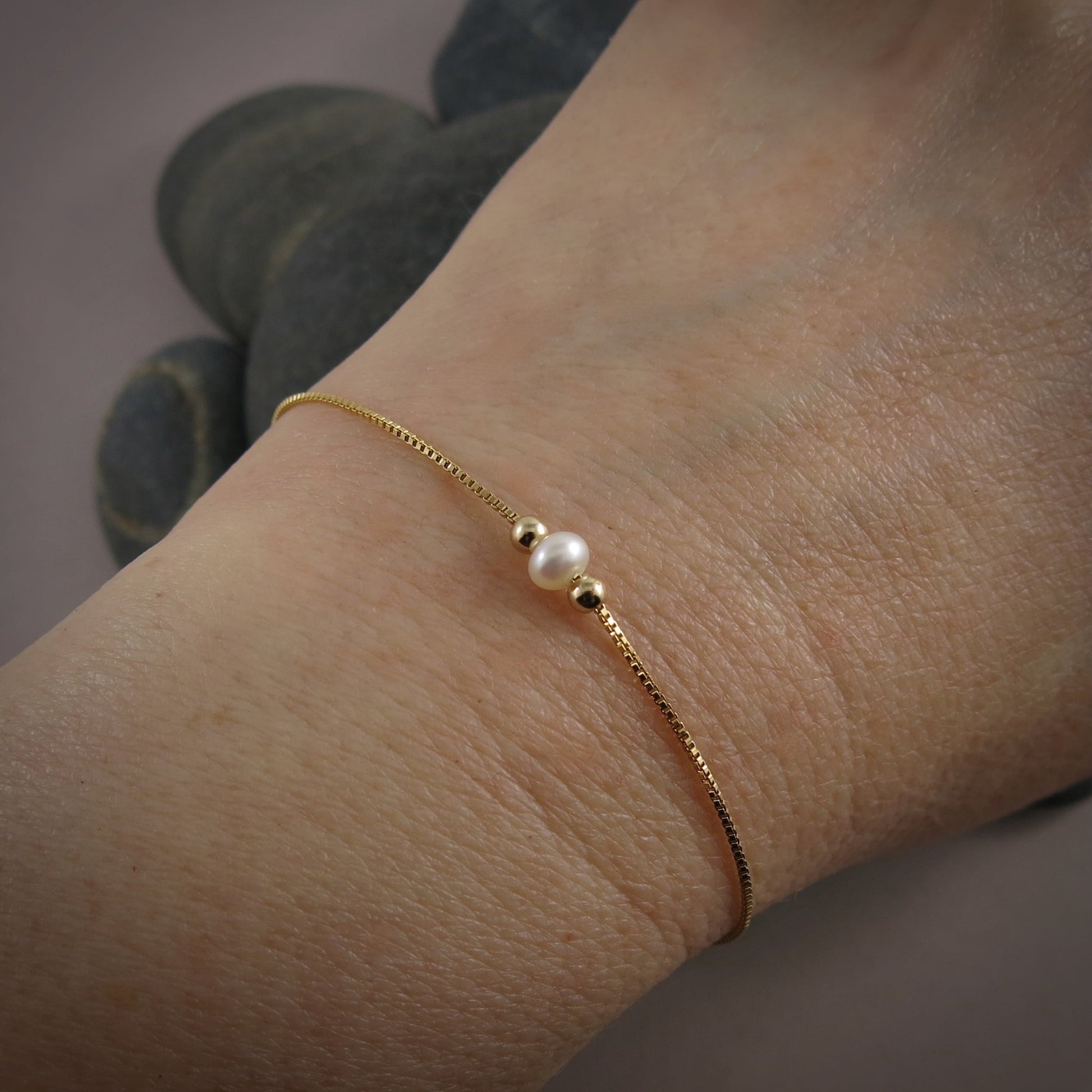 Bracelet coulissant réglable en or avec une petite perle rose, blanche ou grise