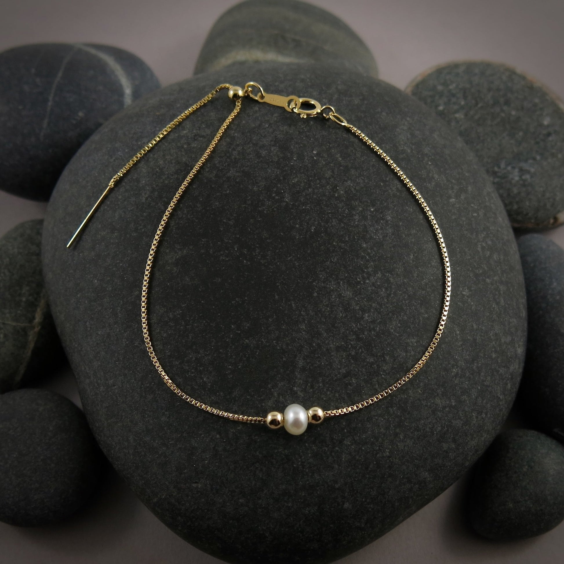 Bracelet coulissant réglable en or avec une petite perle rose, blanche ou grise